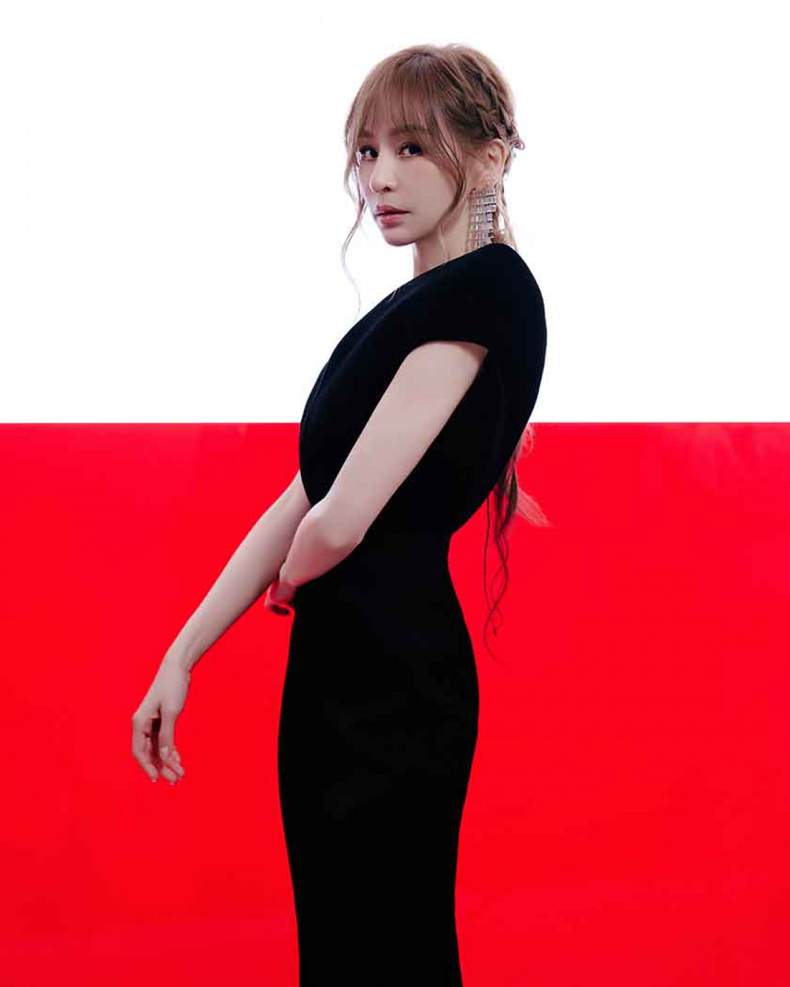 典禮以一襲甜美又典雅的黑色禮服驚豔現場