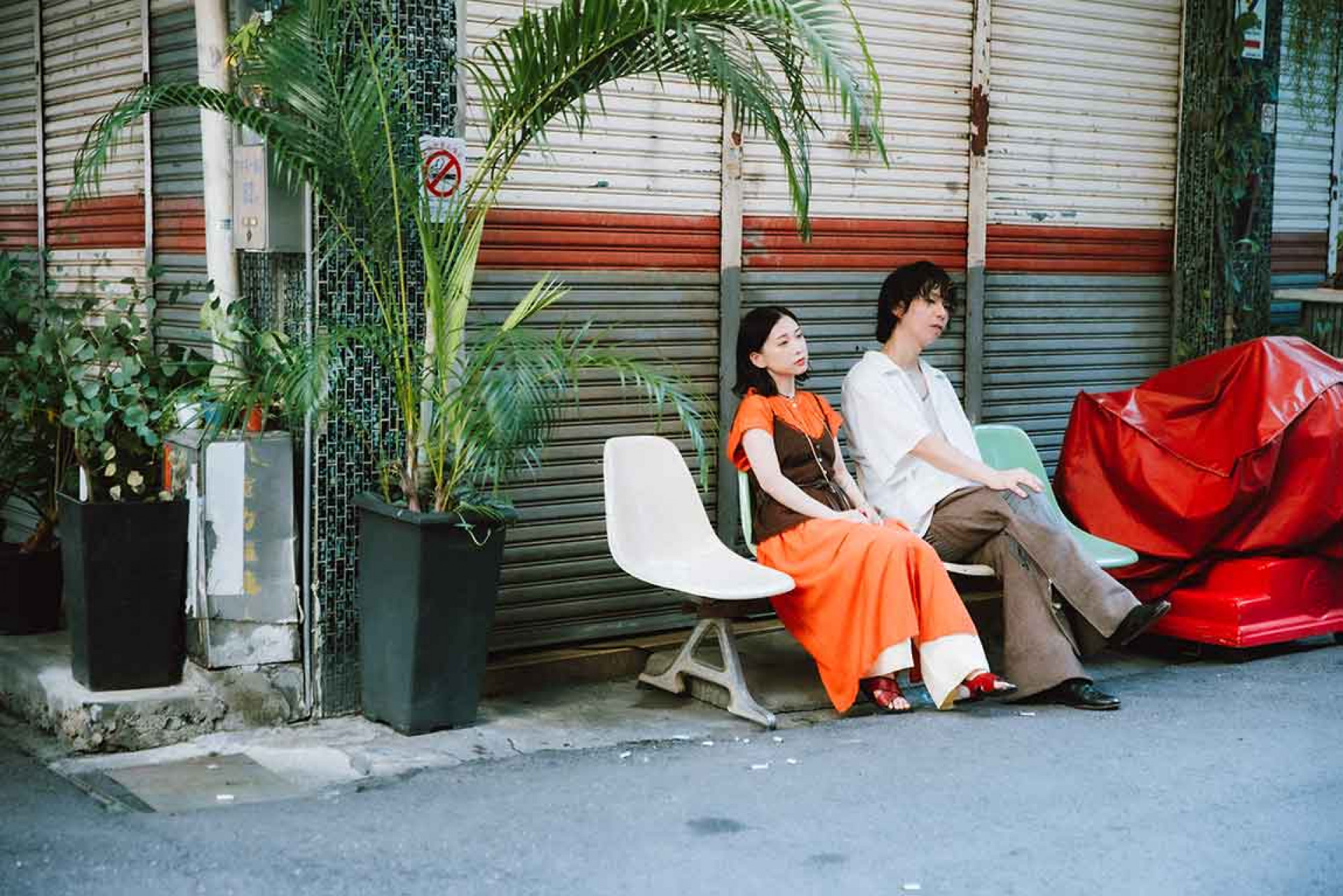 〈何者〉傳達了跨越種族與語言差異，靜靜吟唱生命可貴的核心思想