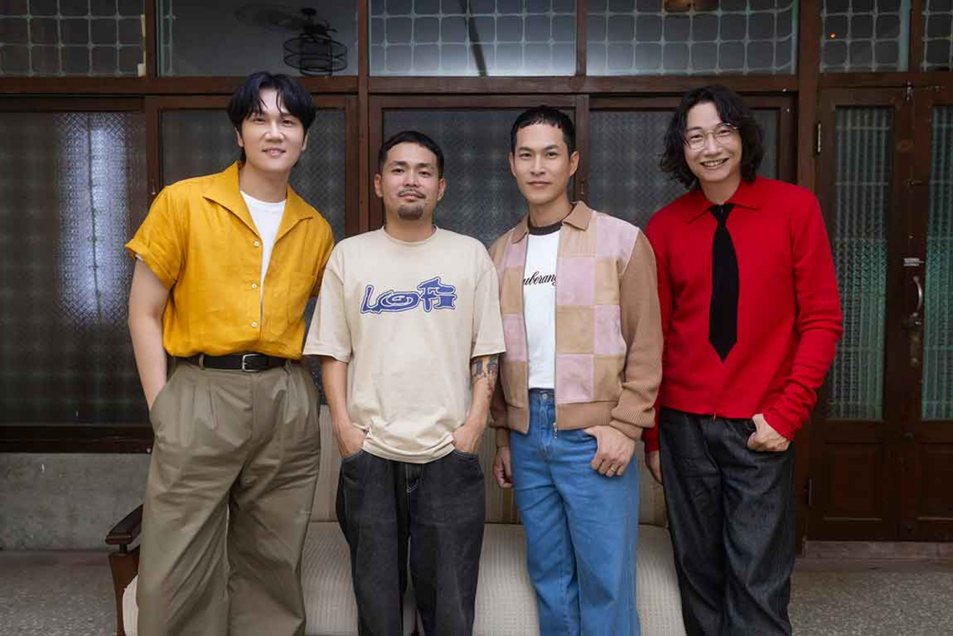 億級日本名導新保拓人(左2)跨海執導 〈不曾寧靜的夜〉MV打造復古流行新美學。(相信音樂提供)