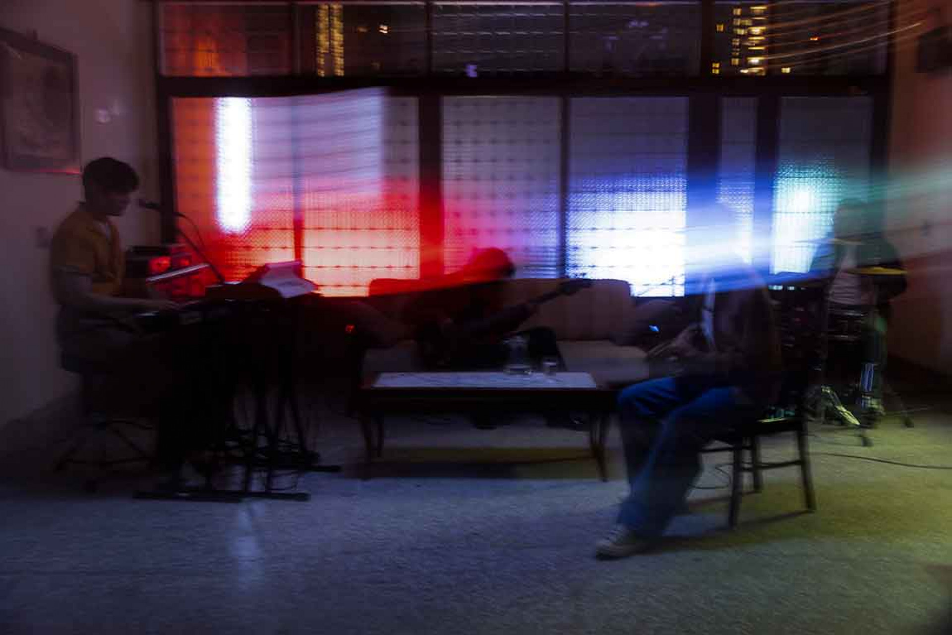 MV場景逼真勾起回憶　小玉笑談練團室夜未眠的青春片刻。（相信音樂提供）