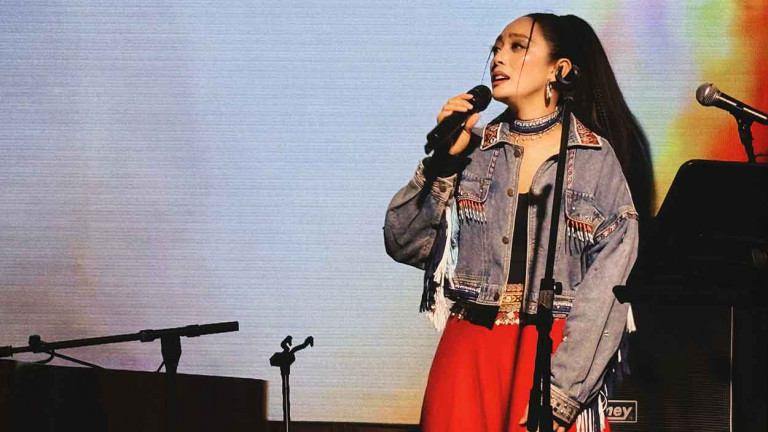 原民金曲歌后舞思愛花蓮老家遭淹沒 赴印度獻唱盼為故鄉祈福