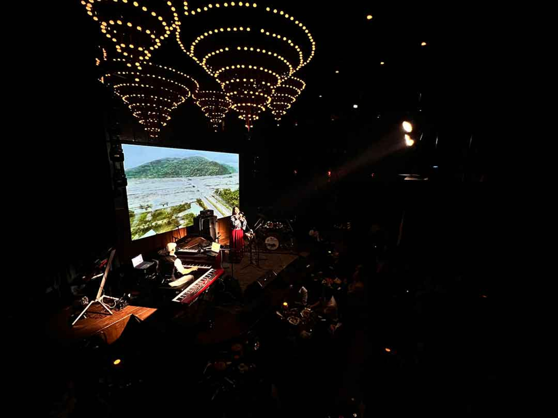 今年適逢臺印互設代表處30週年,在駐印度代表處文化組的邀請下,舞思愛以融合傳統族語與現代編曲的音樂形式,向印度觀眾展現台灣原住民音樂的多元風貌。-(圖/風潮音樂 提供)