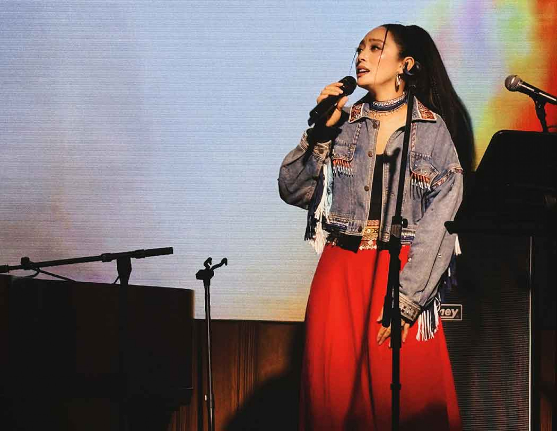 金曲獎原住民語歌手舞思愛(Usay-Kawlu)近期遠赴印度參加「2025臺灣原住民音樂之夜」,途中接獲故鄉花蓮馬太鞍部落因馬太鞍溪堰塞湖溢流重創、老家遭淹沒的消息。-(圖/風潮音樂 提供)