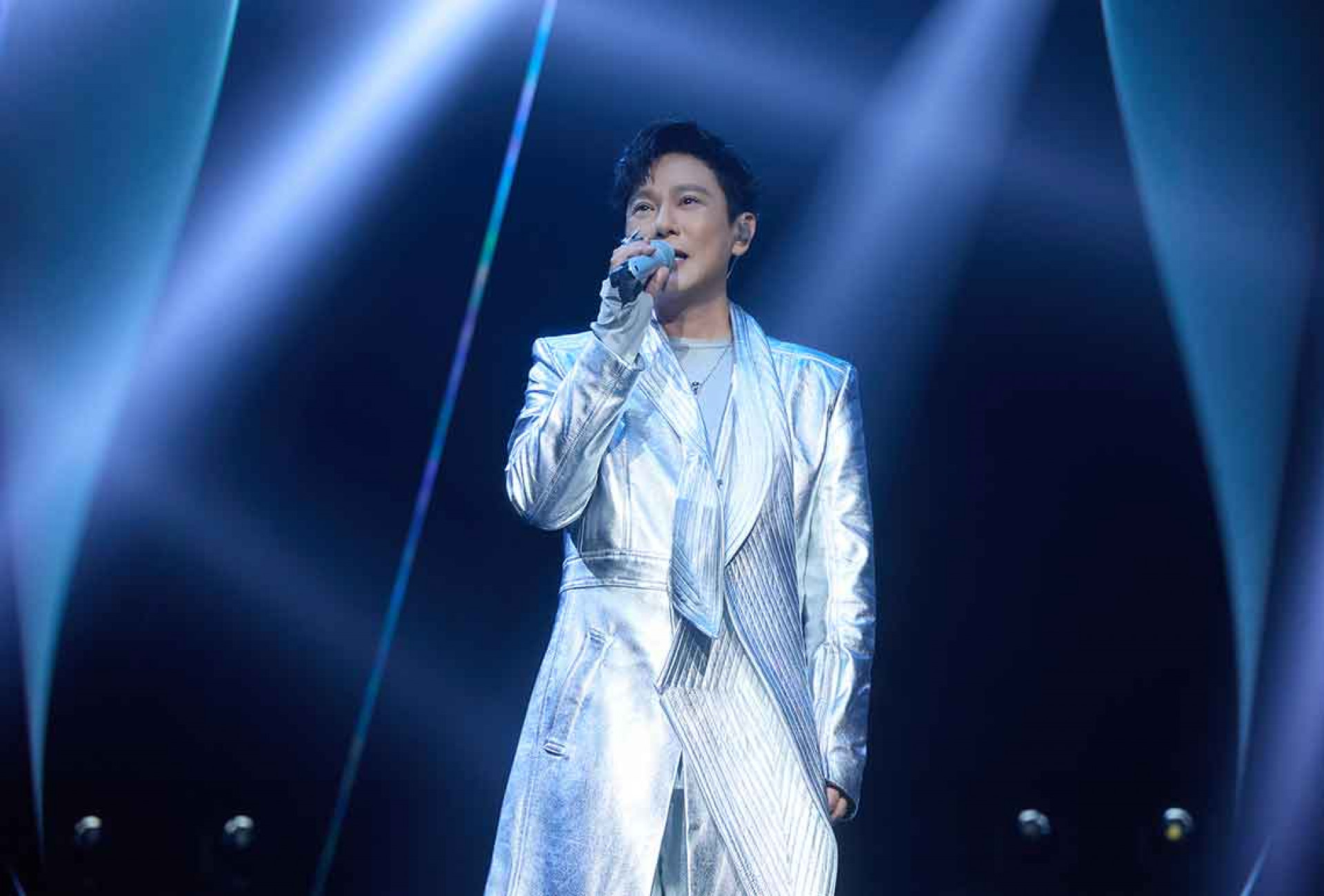 張信哲舞台快速變裝 拉斯維加斯尖叫翻天