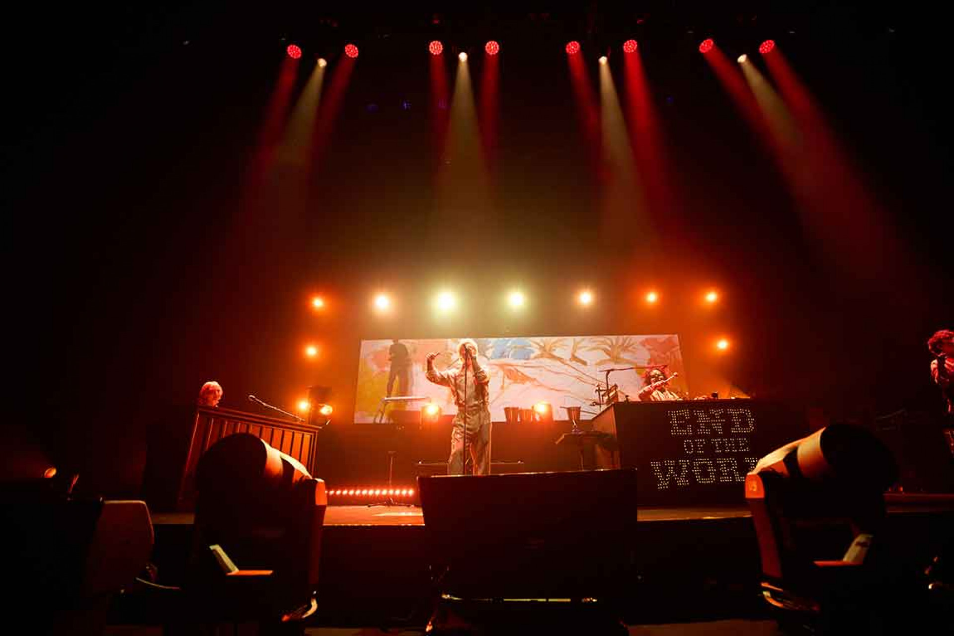 本次巡演以「Phoenix」為名，象徵浴火重生