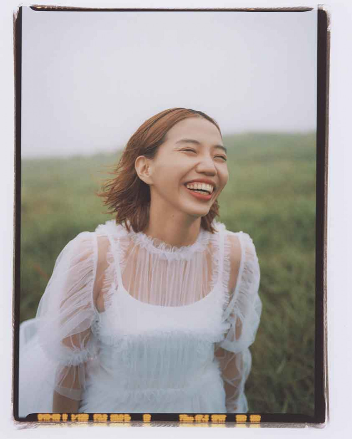 在拍攝〈不佔地方〉MV前，洪佩瑜收到攝影師的主動私訊，提及很有興趣與佩瑜合作拍作品，詢問近期會不會有去東京的機會，這突然邀約還讓團隊們聽聞後一度誤以為是詐騙。