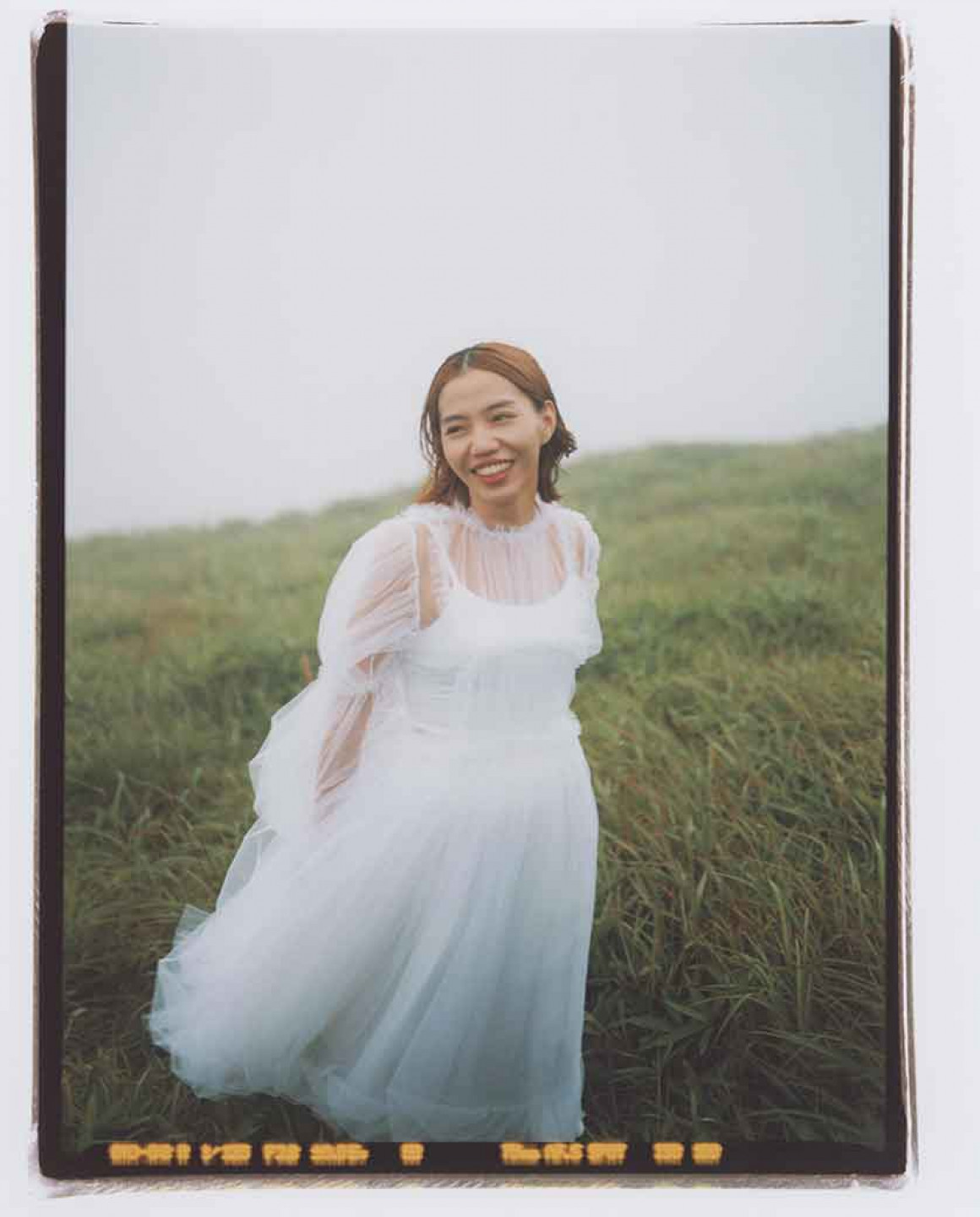 主視覺中的洪佩瑜看起來像是與天地合為一體,並在霧中清晰地被看見,也像是這個作品被打開的過程,讓她越來越被清楚的識別。-