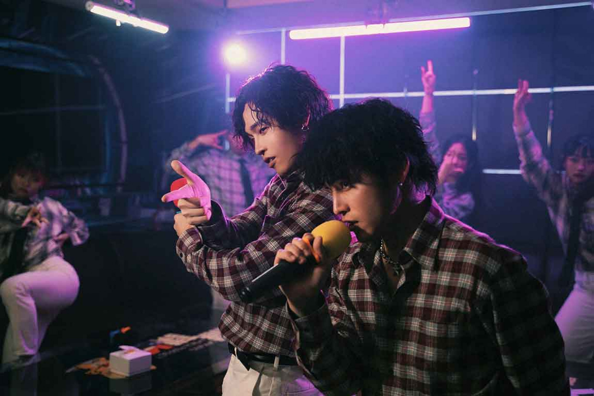 重返90年代!展榮展瑞〈月光族〉MV!廣嗨港片元素大爆發(禾森娛樂提供)