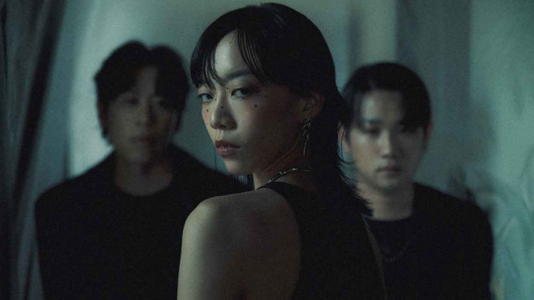 「在暴風中守候，在崩潰邊緣發聲」莉莉周她說新作〈暴風〉MV震撼演繹令人反思