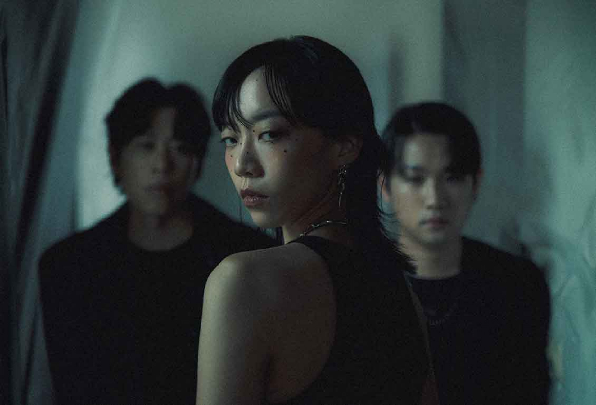 混聲冷調三人電子樂團「莉莉周她說」推出全新單曲〈暴風〉