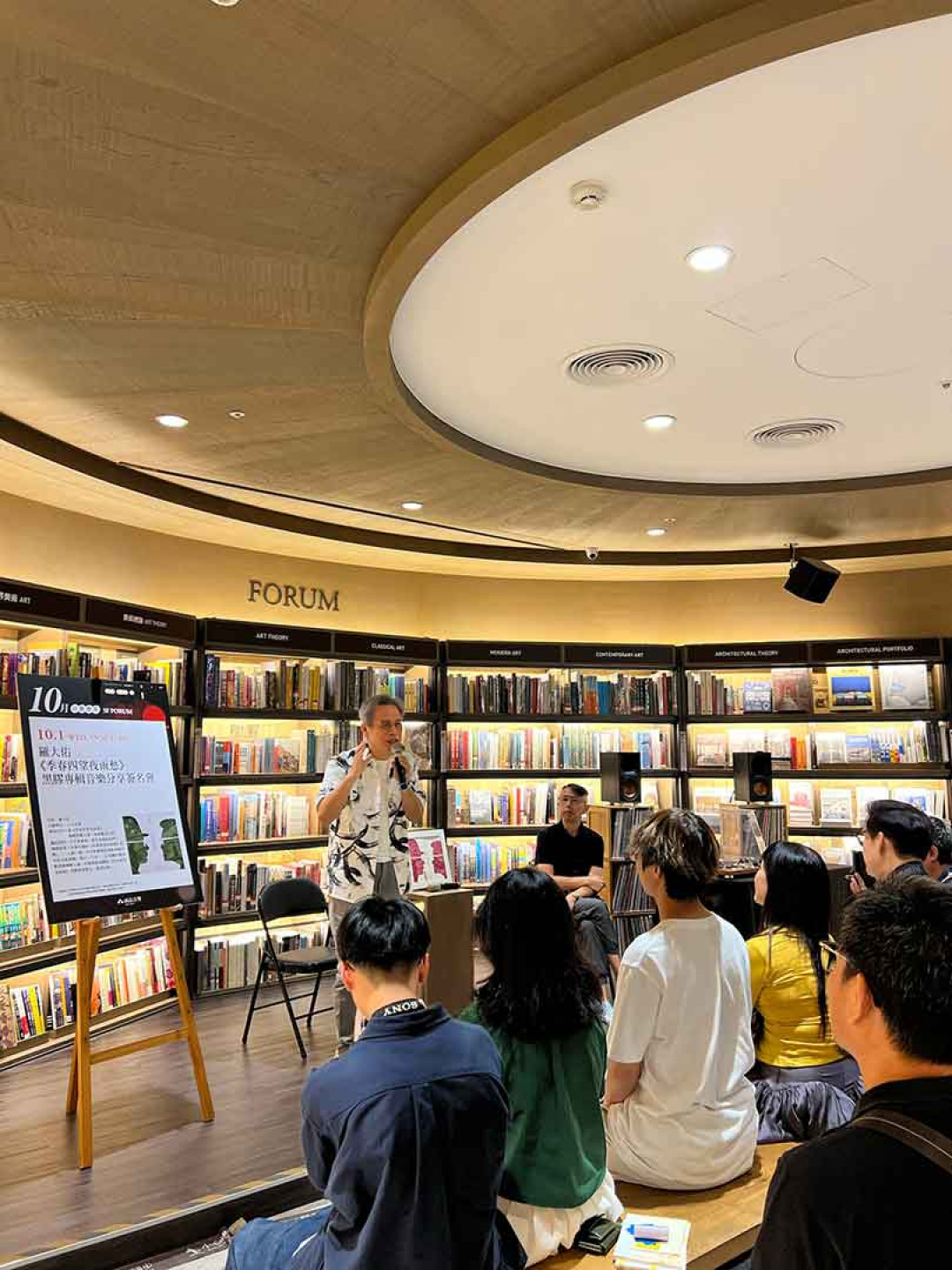 羅大佑於黑膠分享簽名會化身歷史老師與樂迷近距離互動-