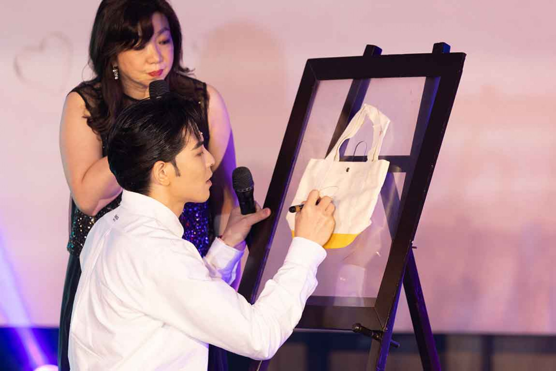 親手為限量公益福袋「愛太美」簽名