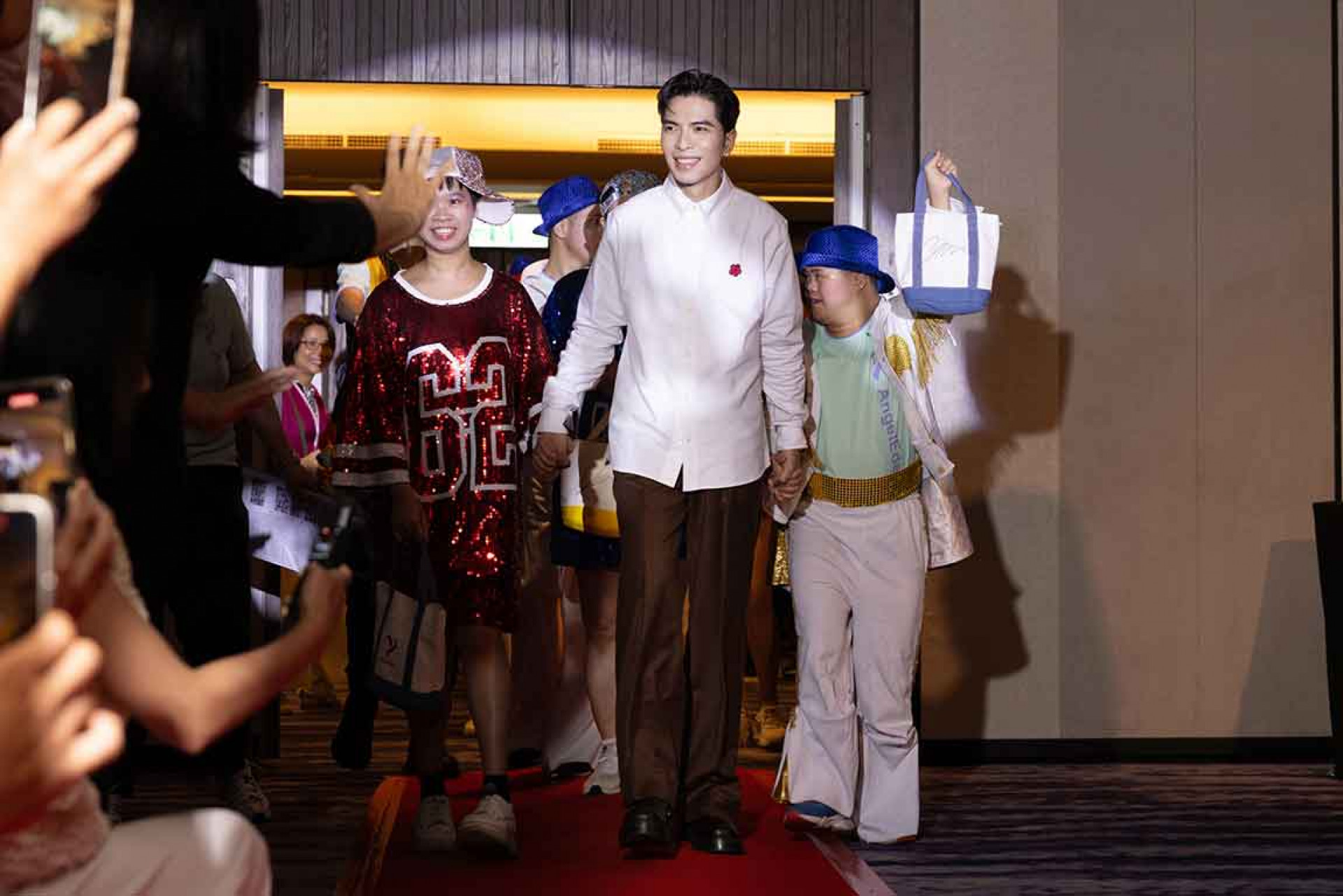 蕭敬騰牽著學員的手一起出場
