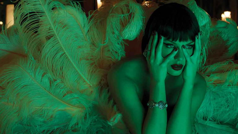 泰勒絲發片再創歷史紀錄！最新 MV 連換 9 套華服 彩蛋藏私下愛好、放閃未婚夫