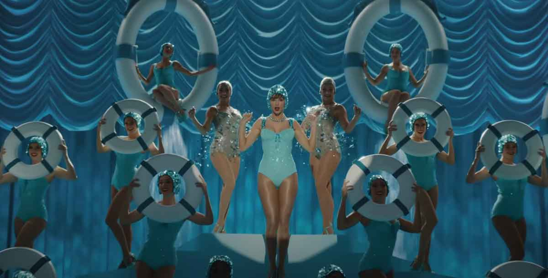 最新 MV 連換 9 套華服 彩蛋藏私下愛好、放閃未婚夫