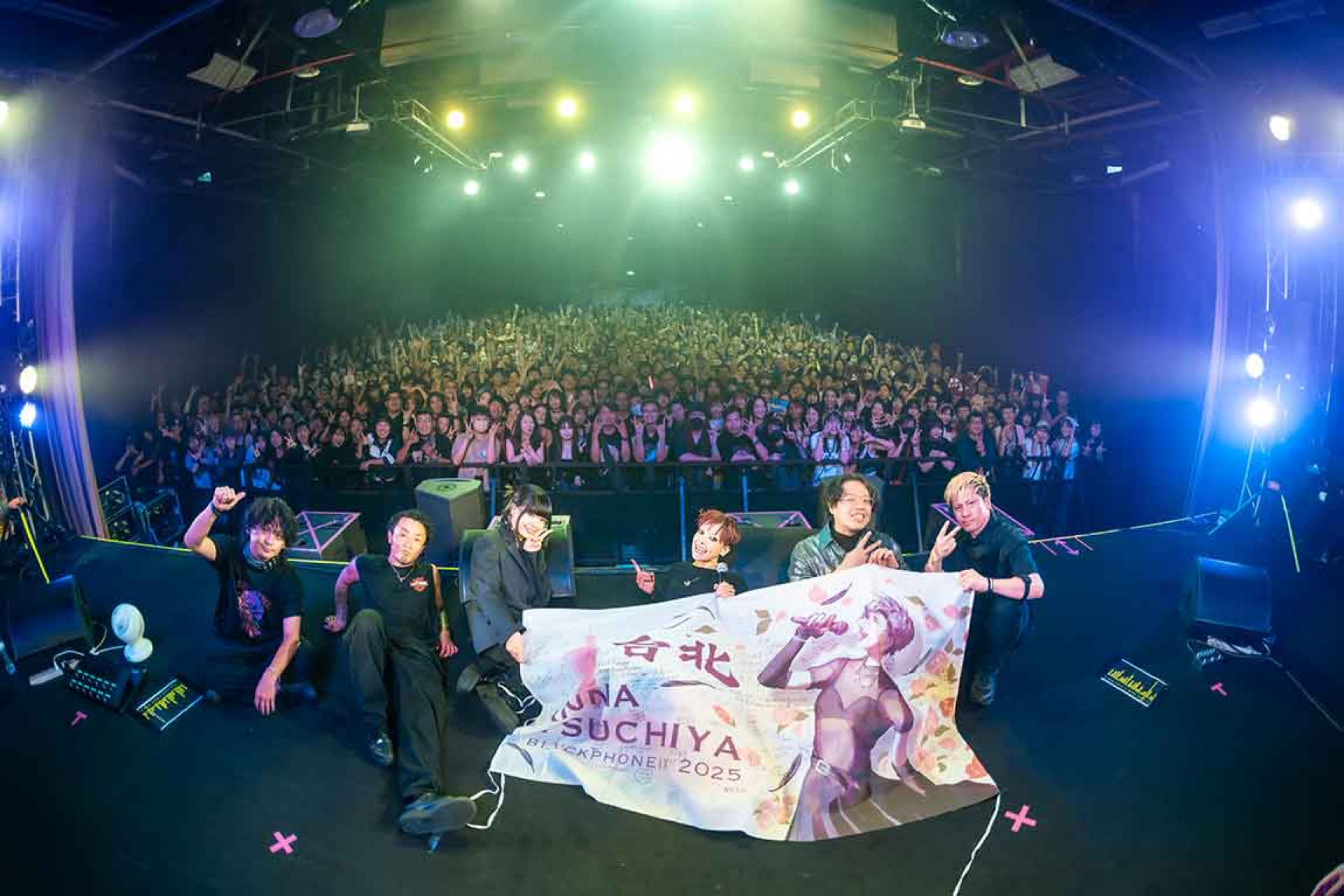 經典曲目全場觀眾跟著節奏吶喊，為演出劃下完美句點