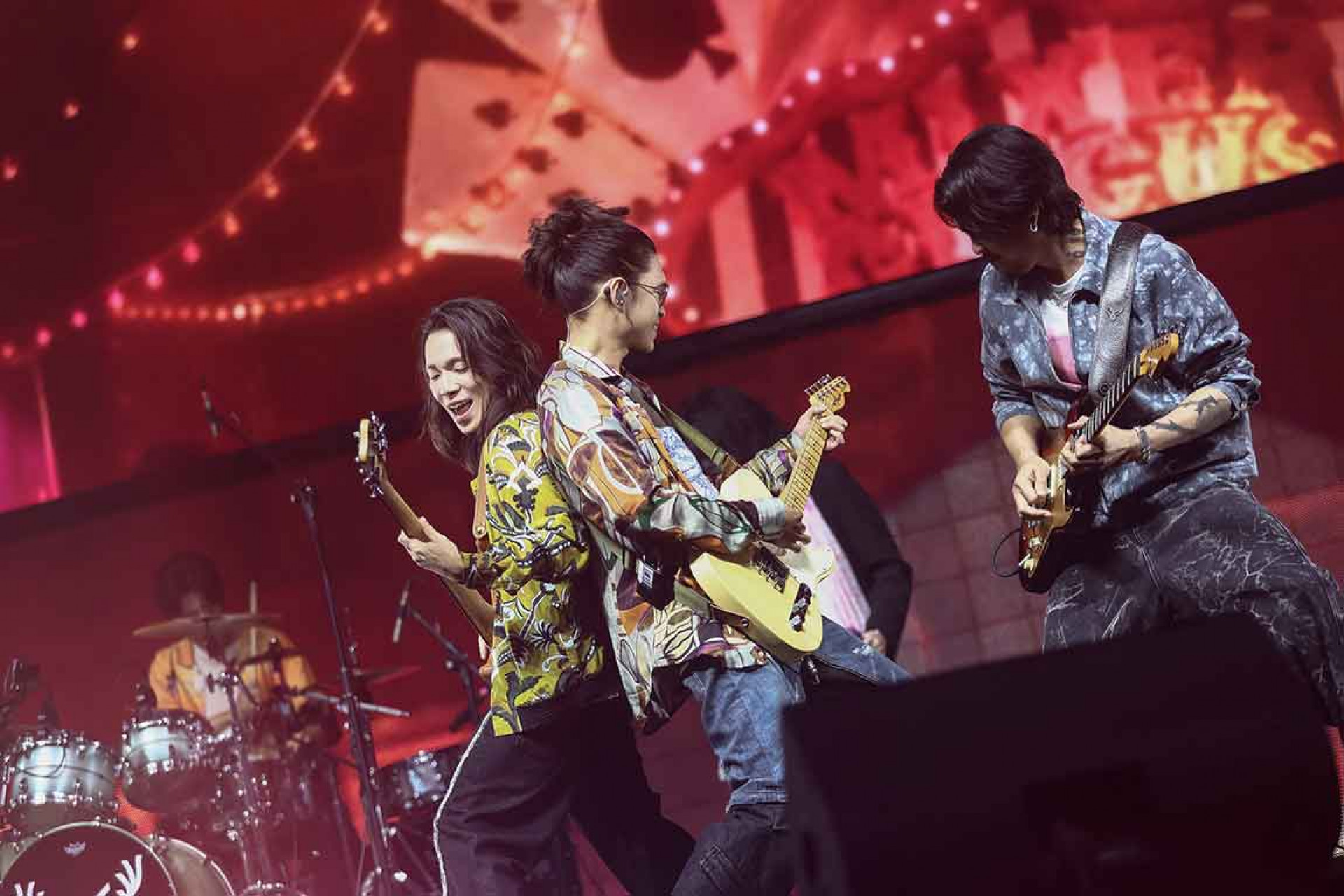 以諾南北奔波趕衝回家餵奶顧寶寶再返高雄演出。（相信音樂提供）