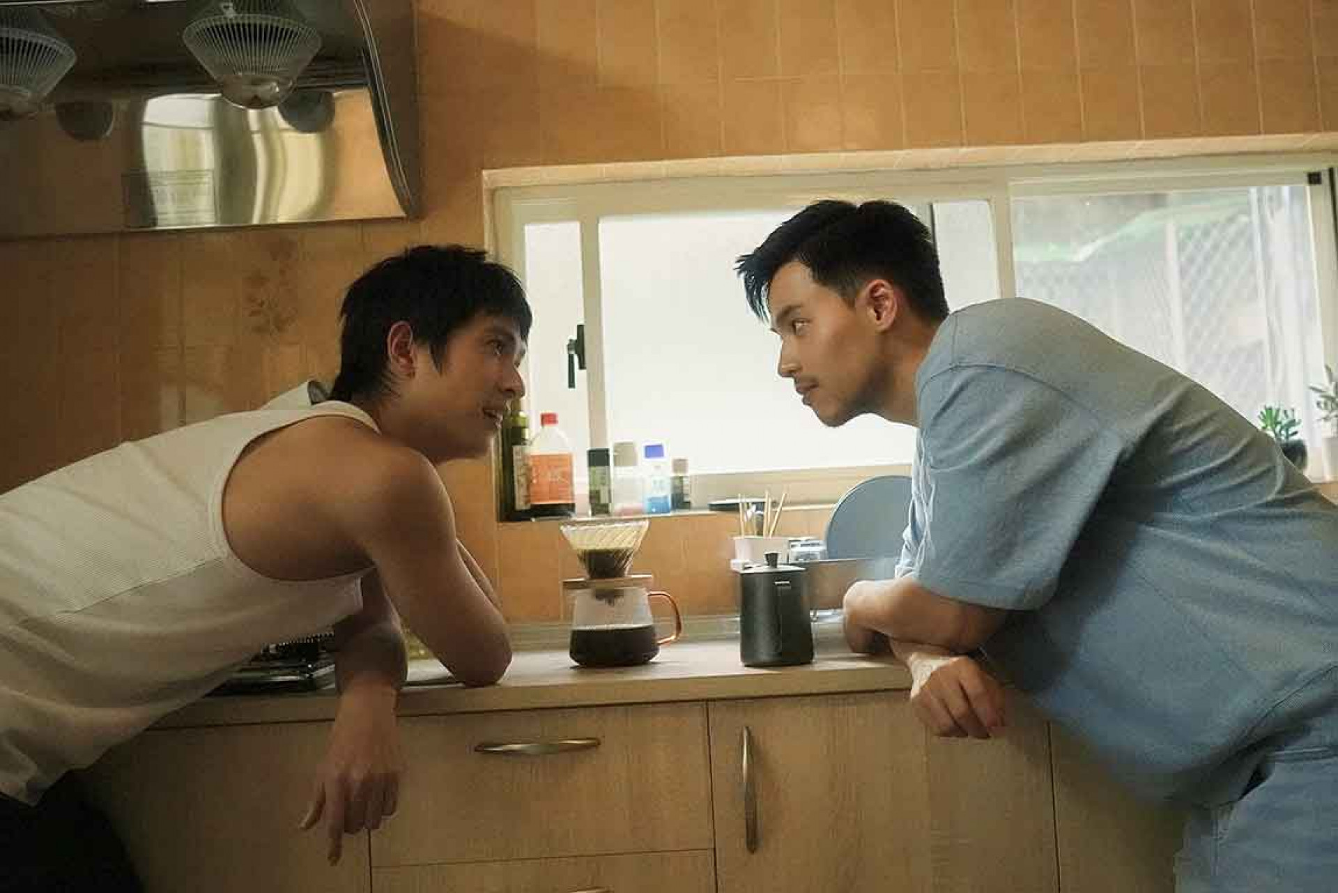 石知田(左)與魏漢鼎(右)飾演一對同志伴侶