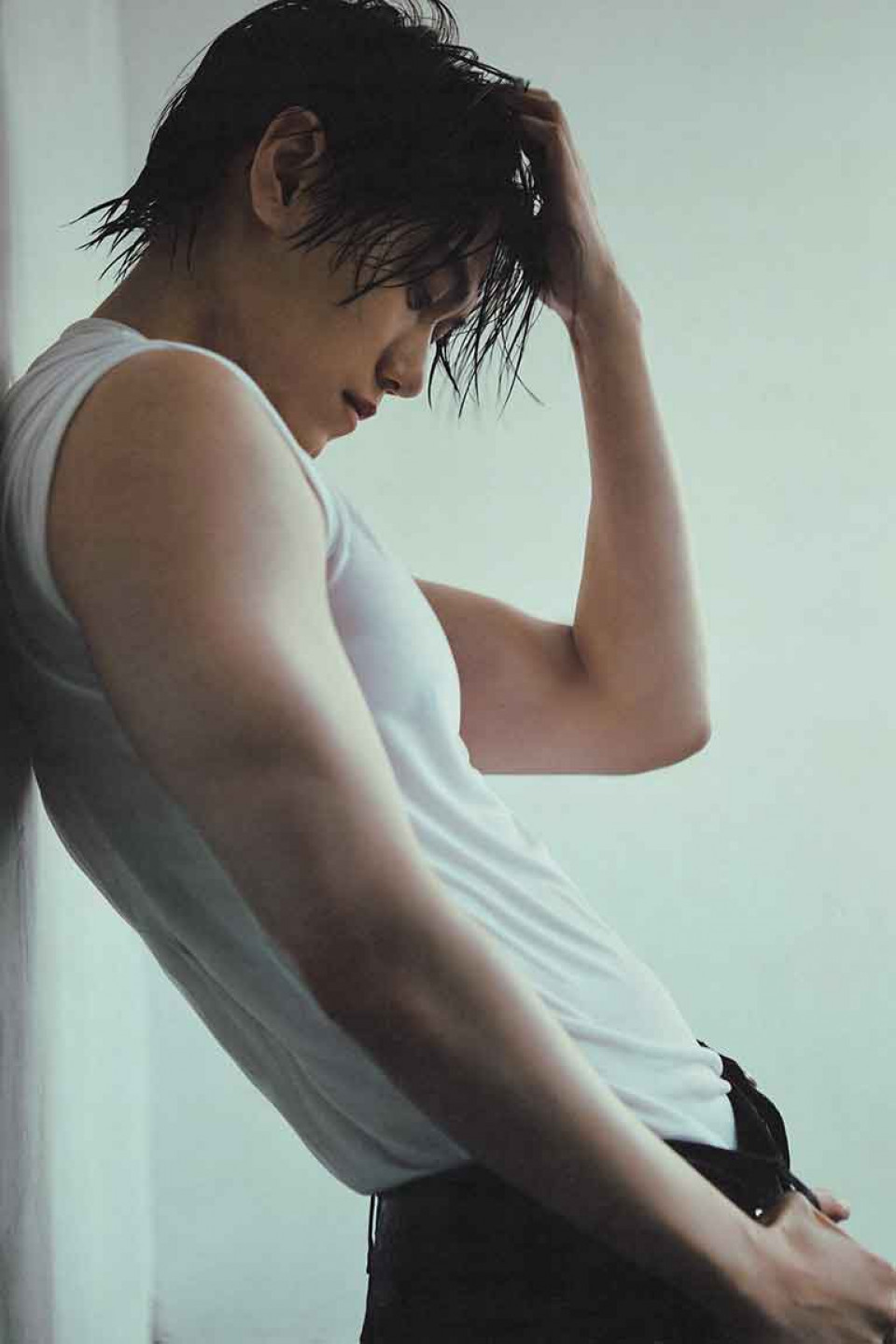 邱宇辰濕身拍攝單曲寫真,壯碩胸肌若隱若現-(百鴻揚娛樂提供)