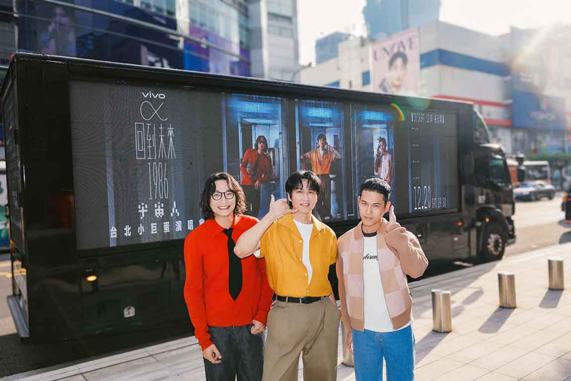 宇宙人「回到未來」巨型宣傳車繞行台北整座城市。(相信音樂提供)