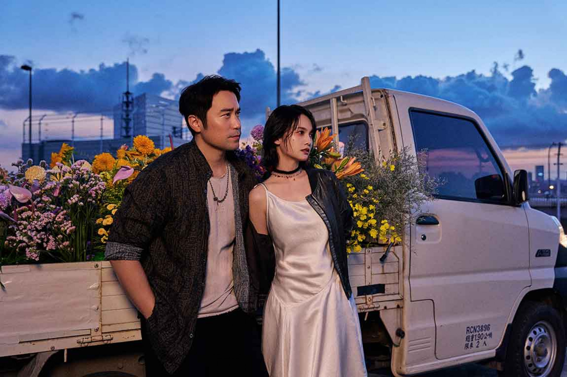 MV以90年代香港電影的質感打造一段浪漫卻帶著宿命感的亡命之戀。張孝全(左起)、楊丞琳