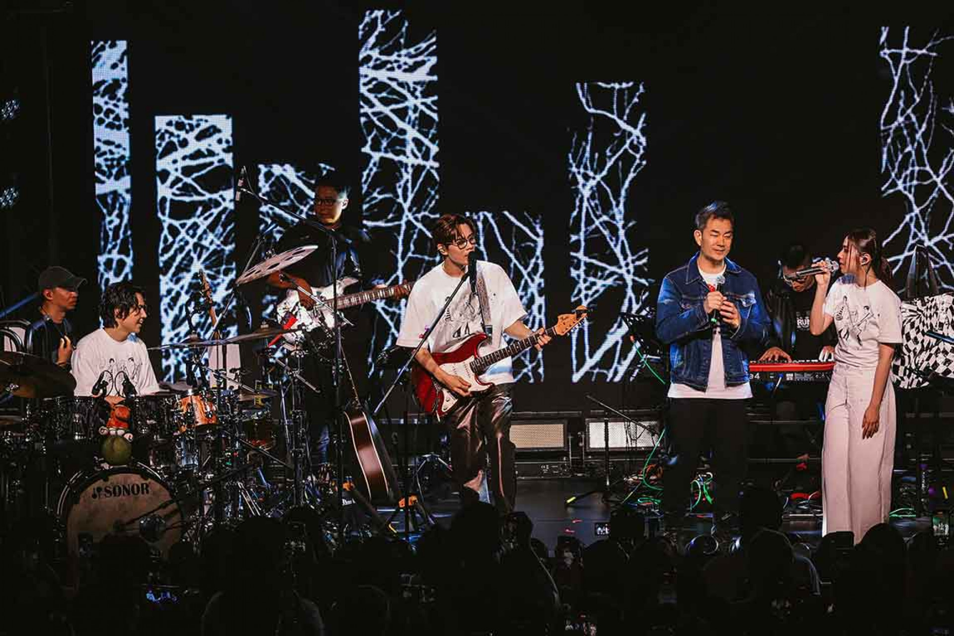 告五人和任賢齊同台合唱〈在這座城市遺失了你〉、〈對摺〉等曲。（相信音樂提供）