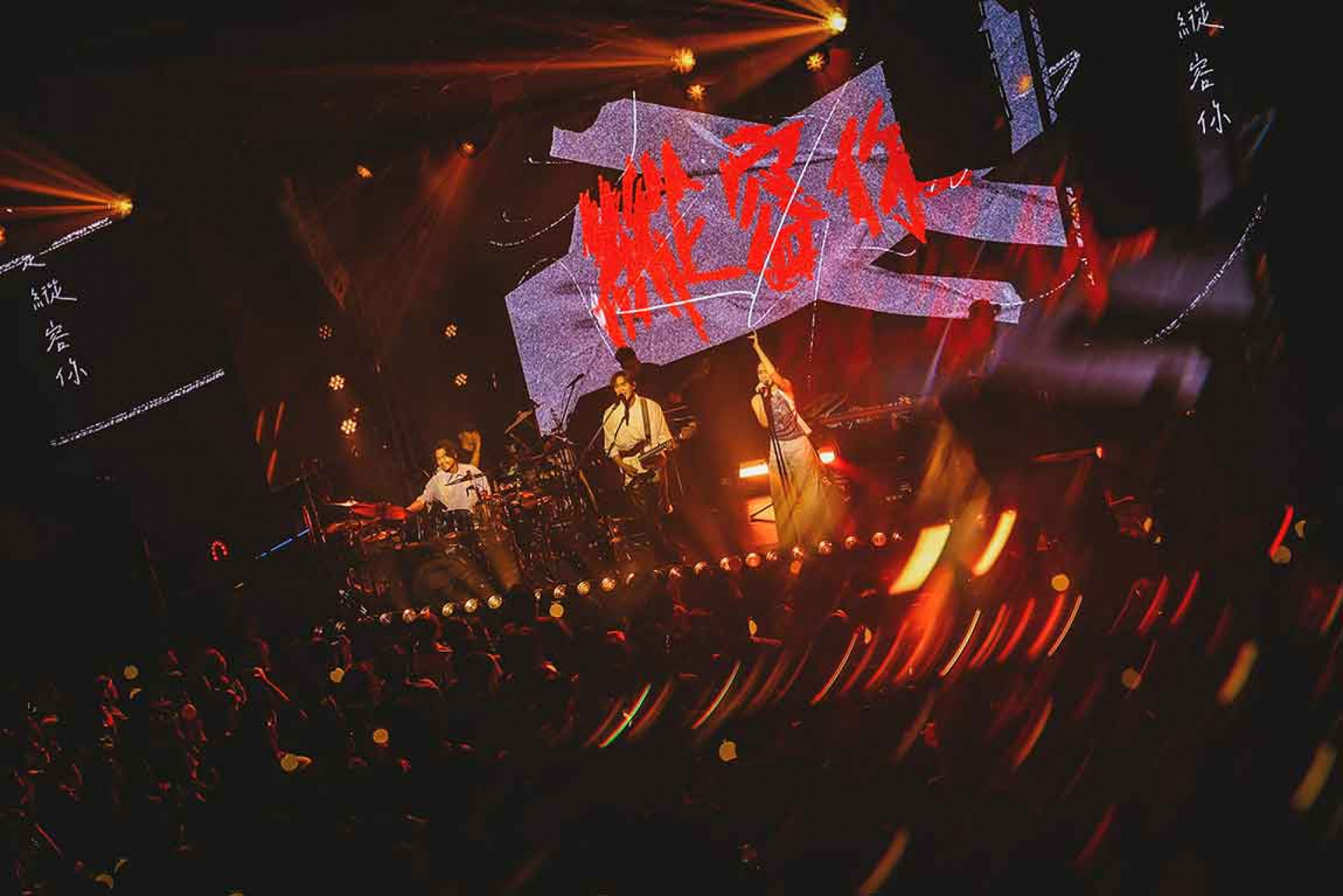 告五人近距離的-Livehouse-演出氛圍驚豔現場。（相信音樂提供）