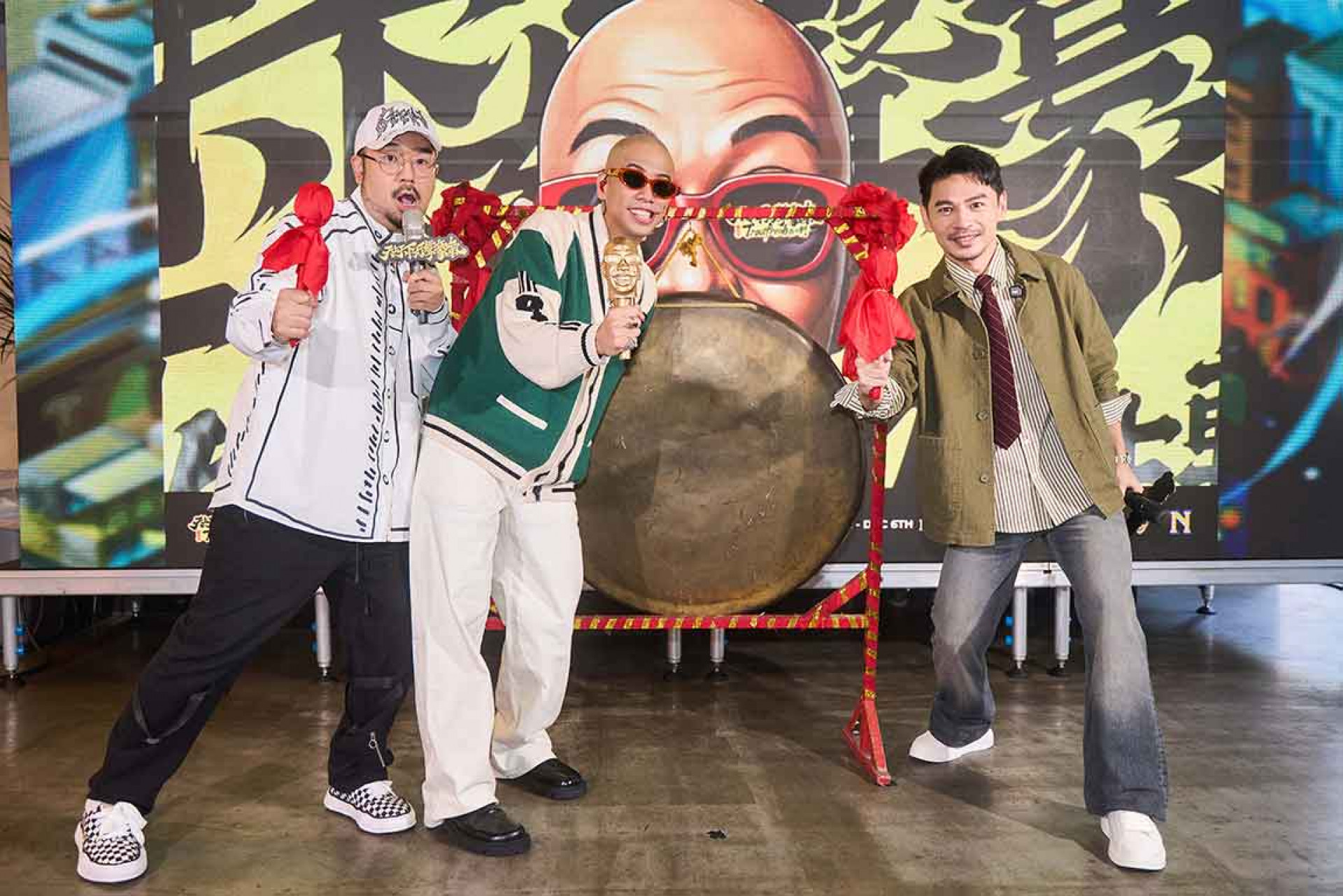 阿Ken贈訂製麥克風 攜手敲響鑼預祝巡演票房秒殺、敲響金鐘