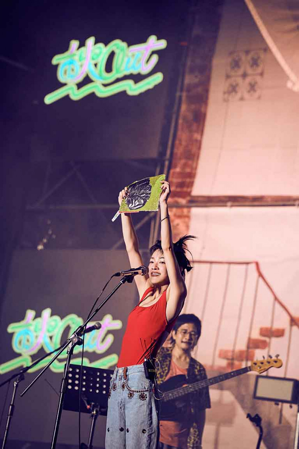 郭采潔以 Mola Oddity 樂團主唱身份 Birdy K 酷帥登場-