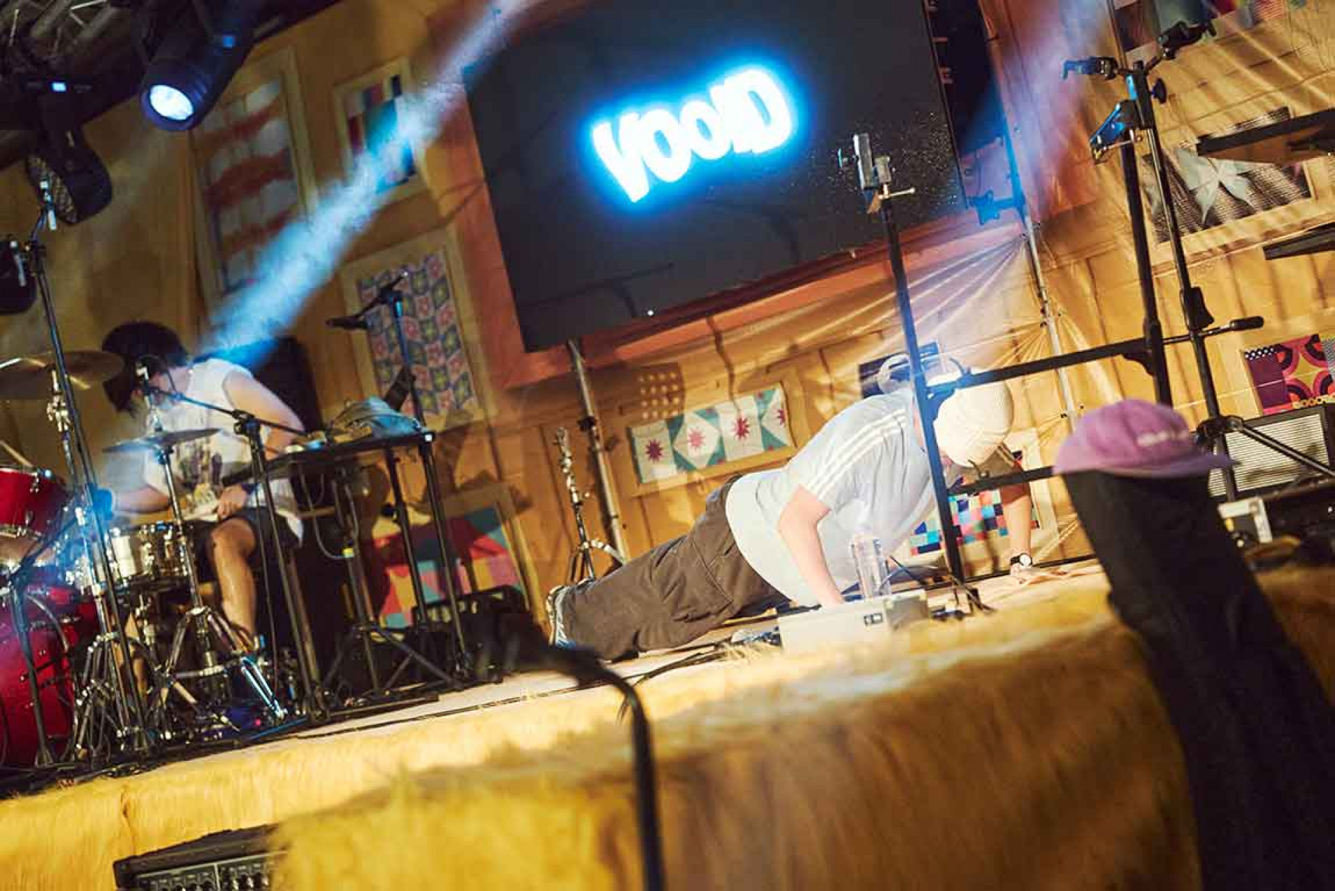 VOOID 演出新專輯全曲目，主唱洪申豪台上伏地挺身-
