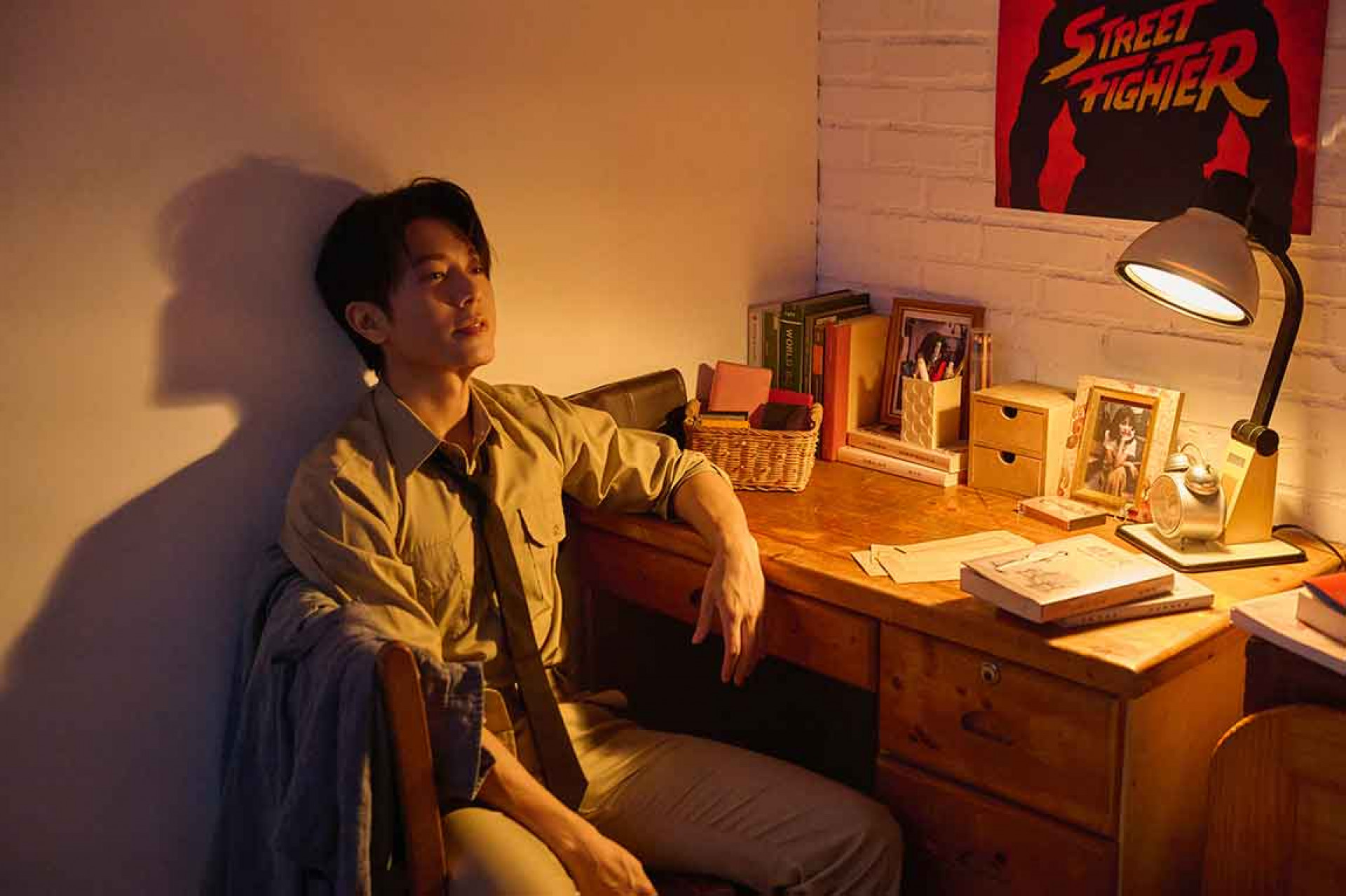 MV以憂鬱小生形象演出愛情變質心情轉折