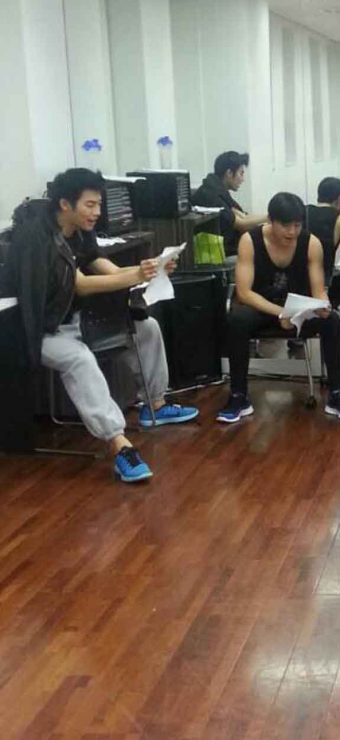 從練習生廢墟爬回舞台!蕭子墨(左)〈開始的地方〉藏韓文暗號逼哭迷惘世代