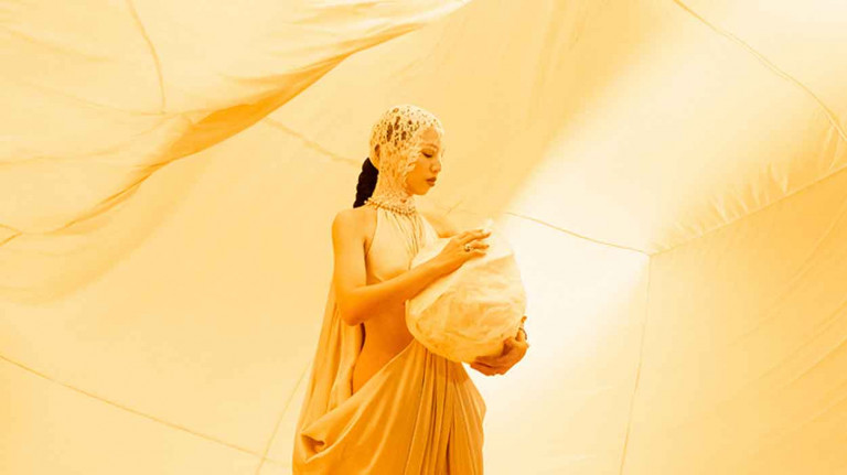 洪佩瑜邀徐佳瑩跨刀新歌〈她者〉怕打擾以爬行之姿進入錄音室 12/6 將首度於北流舉辦「開」演唱會