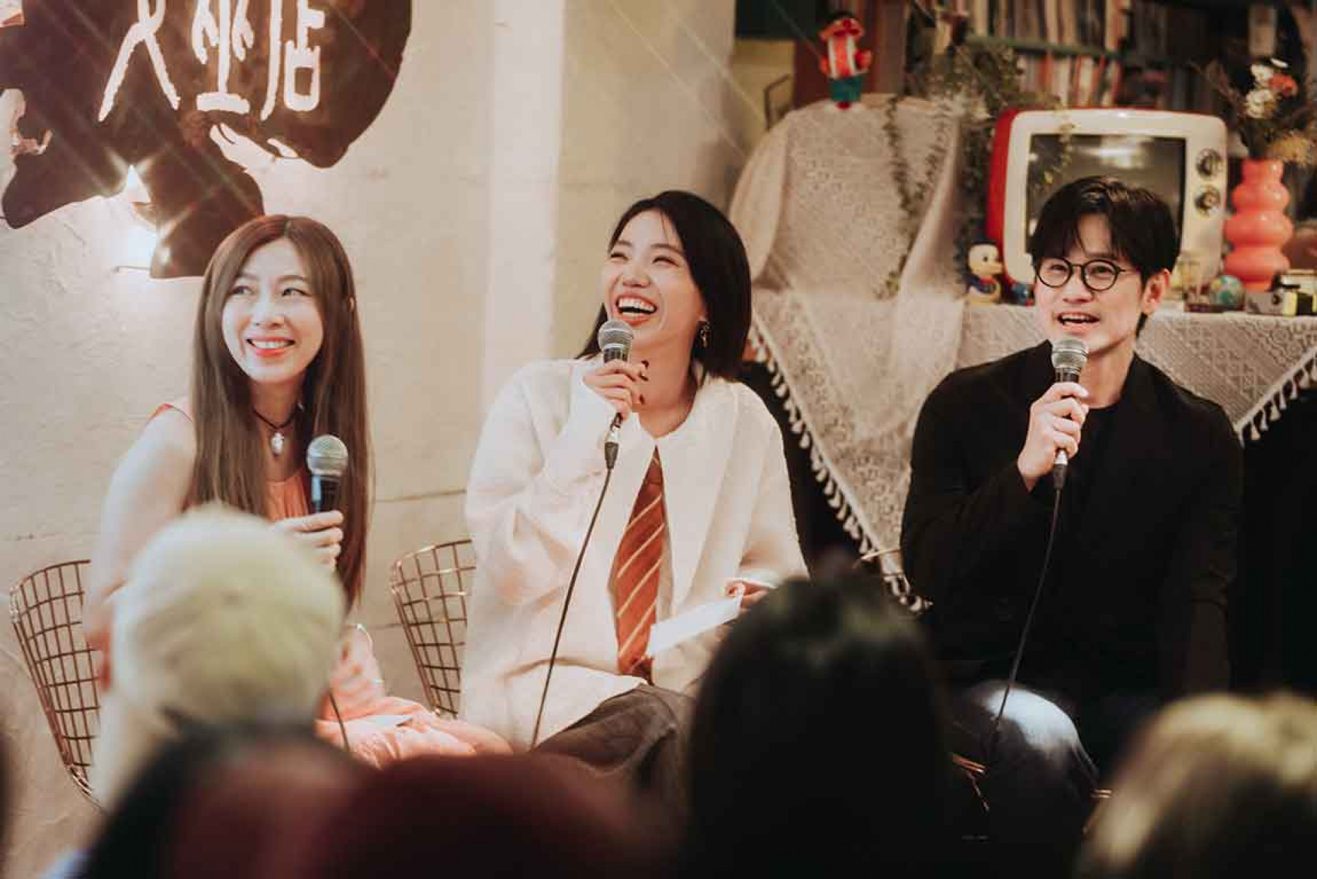 洪佩瑜攜手專輯製作人陳建騏、歌詞與企劃統籌王小苗等,為新專輯開箱祈福搶聽