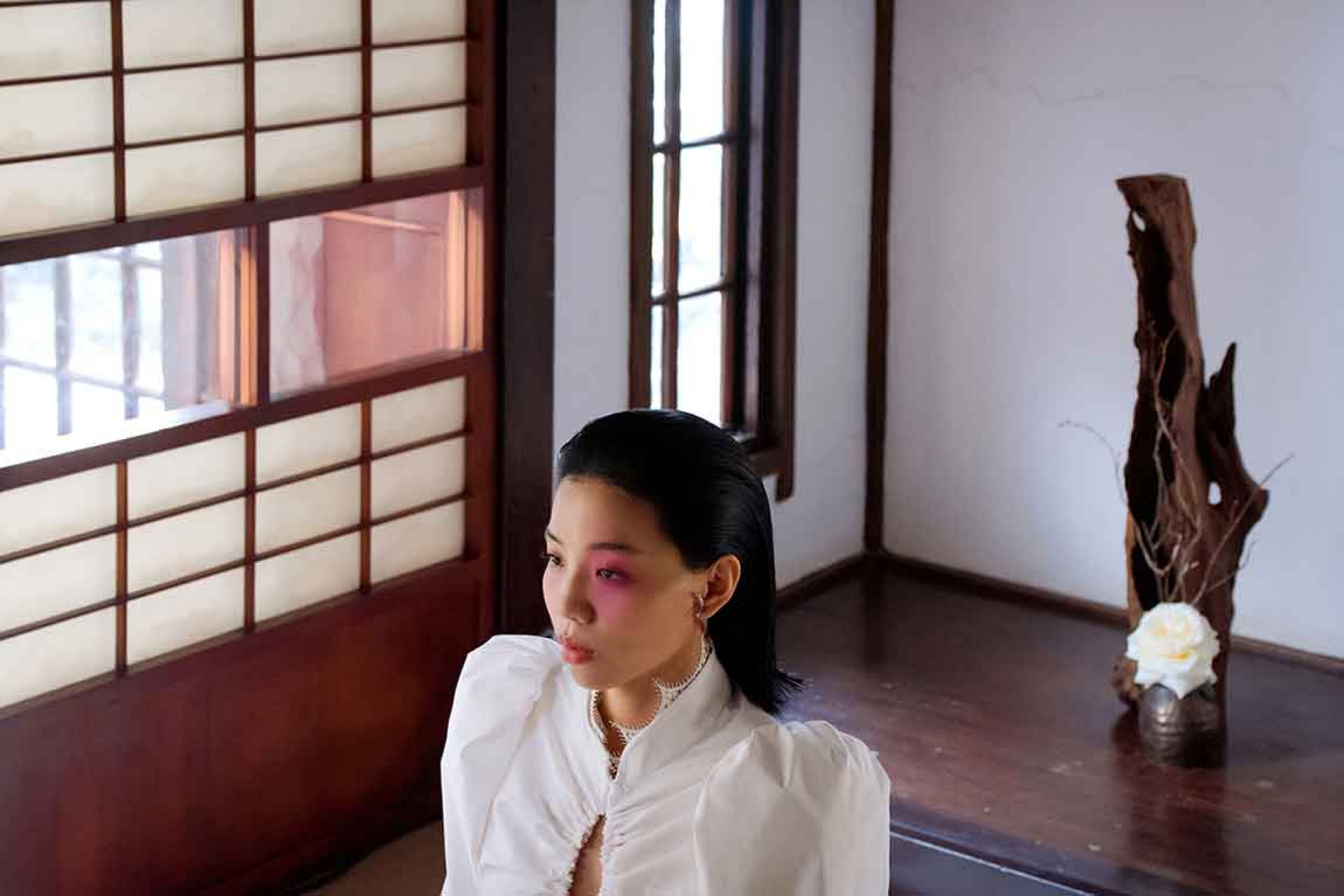 專輯同名主打歌〈開〉,演唱時佩瑜必須不斷層層推進情感的強度,才能帶領聽者走向深不可測的內部宇宙。