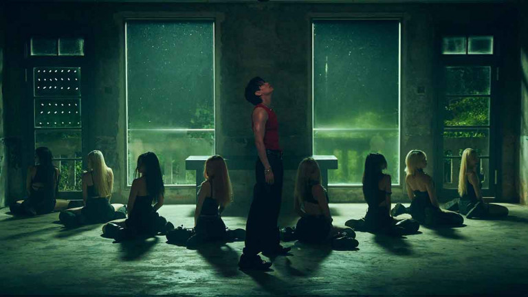 邱宇辰〈CINDER KISS〉MV尺度大膽升級 自爆迷戀被上銬 撩慾登場！