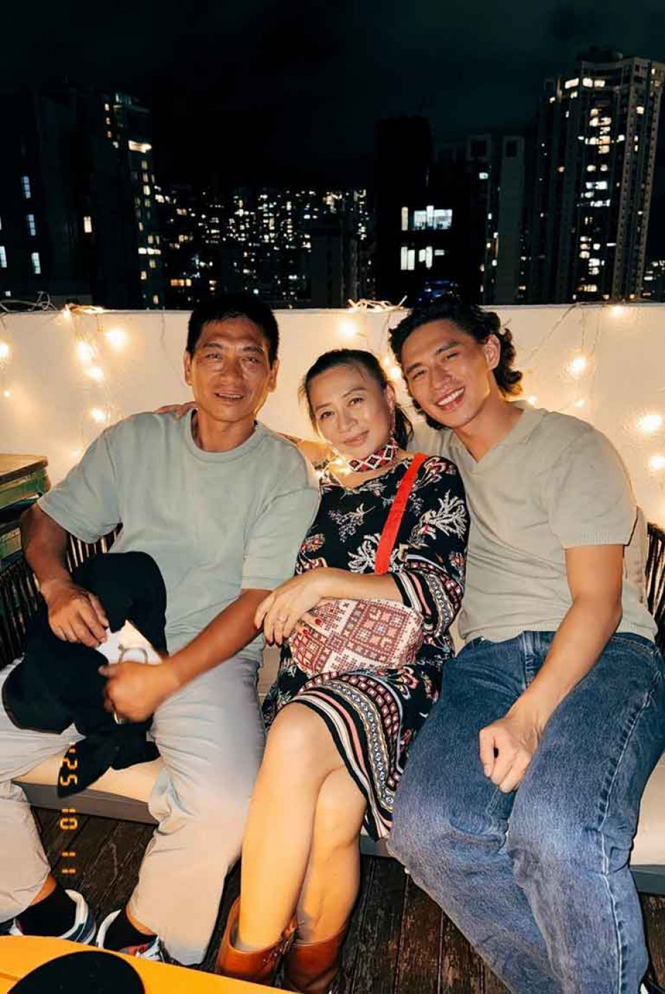 父母陪伴柏霖赴港開唱 開心遊香港