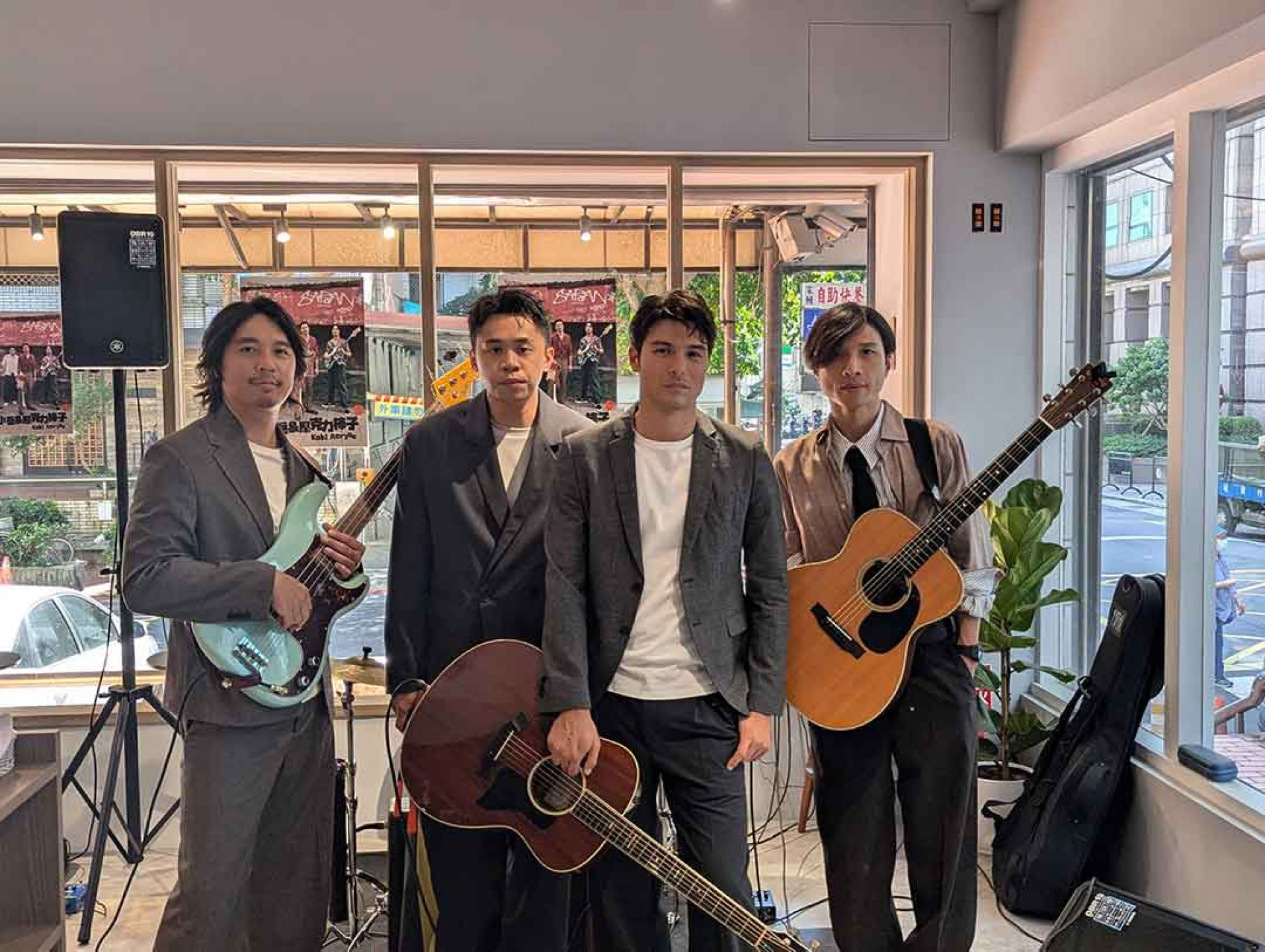 鳳小岳實現玩團美夢,攜手壓克力柿子繼續創作