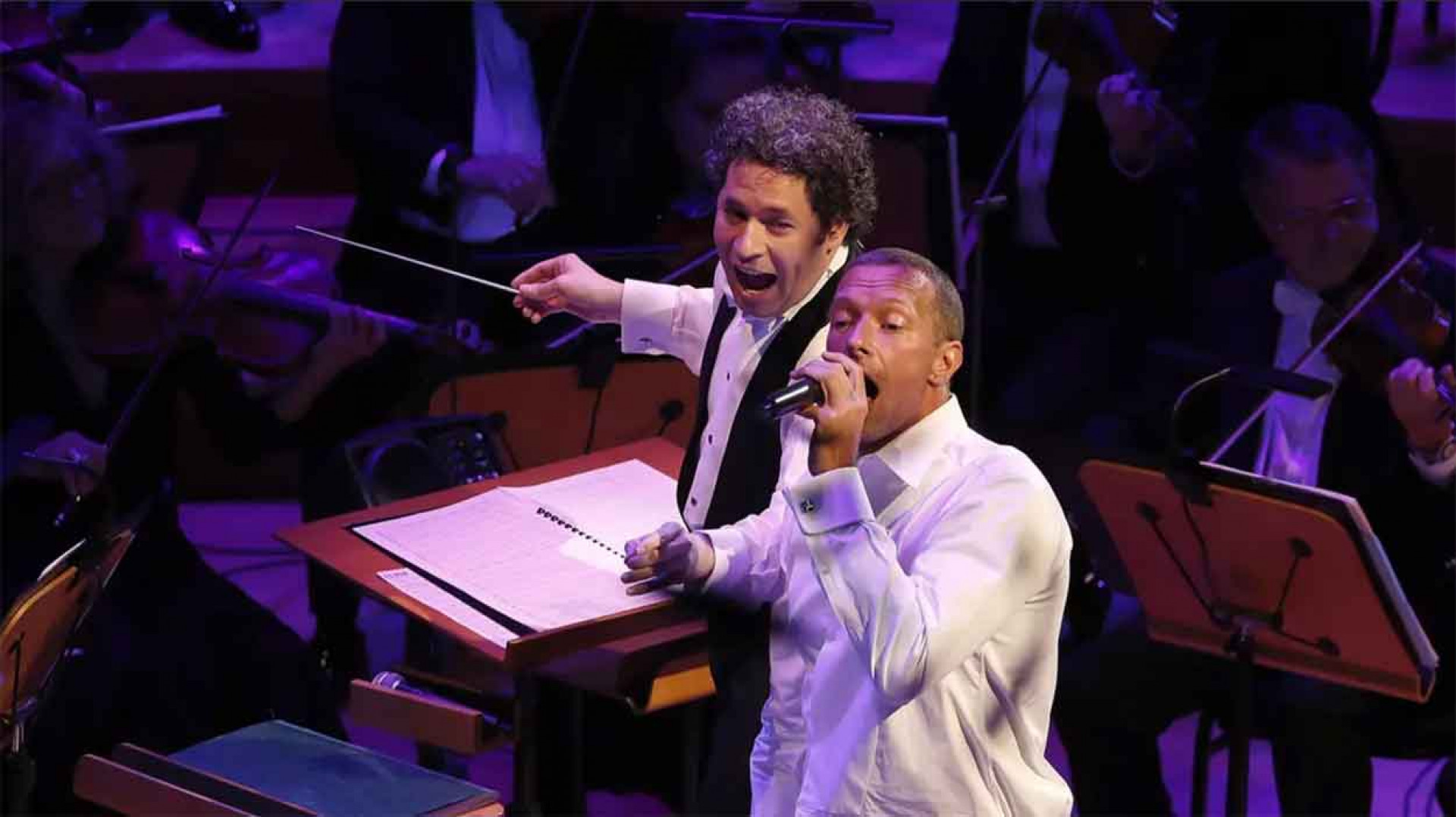 洛杉磯愛樂百週年音樂盛會,杜達美率領洛杉磯愛樂與合唱團,聯袂酷玩樂團主唱克里斯・馬汀(Chris-Martin)同台演出。