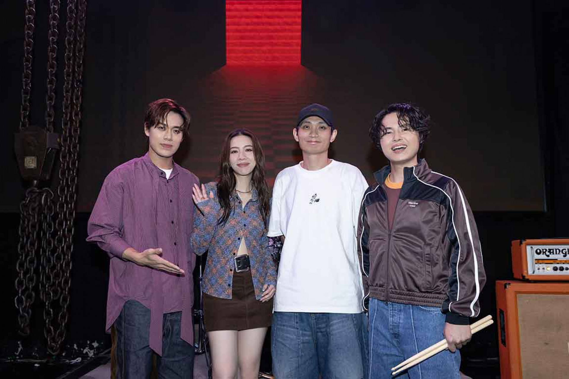 金獎導演殷振豪(右二)三度合作告五人執導〈將錯就對〉MV。(相信音樂提供)