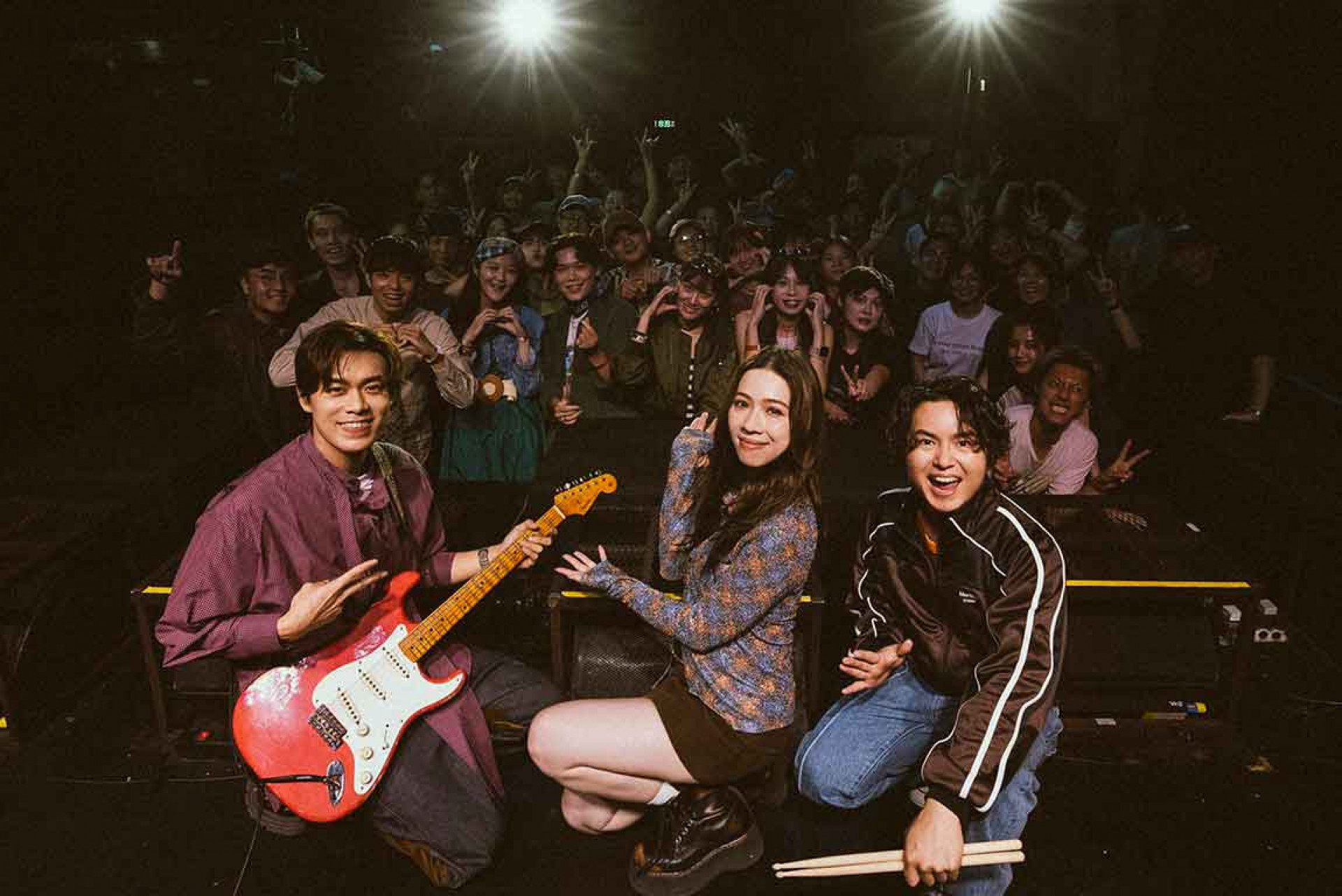 告五人新歌〈將錯就對〉MV末日前開唱!驚見喪屍亂入演唱會現場。(相信音樂提供)