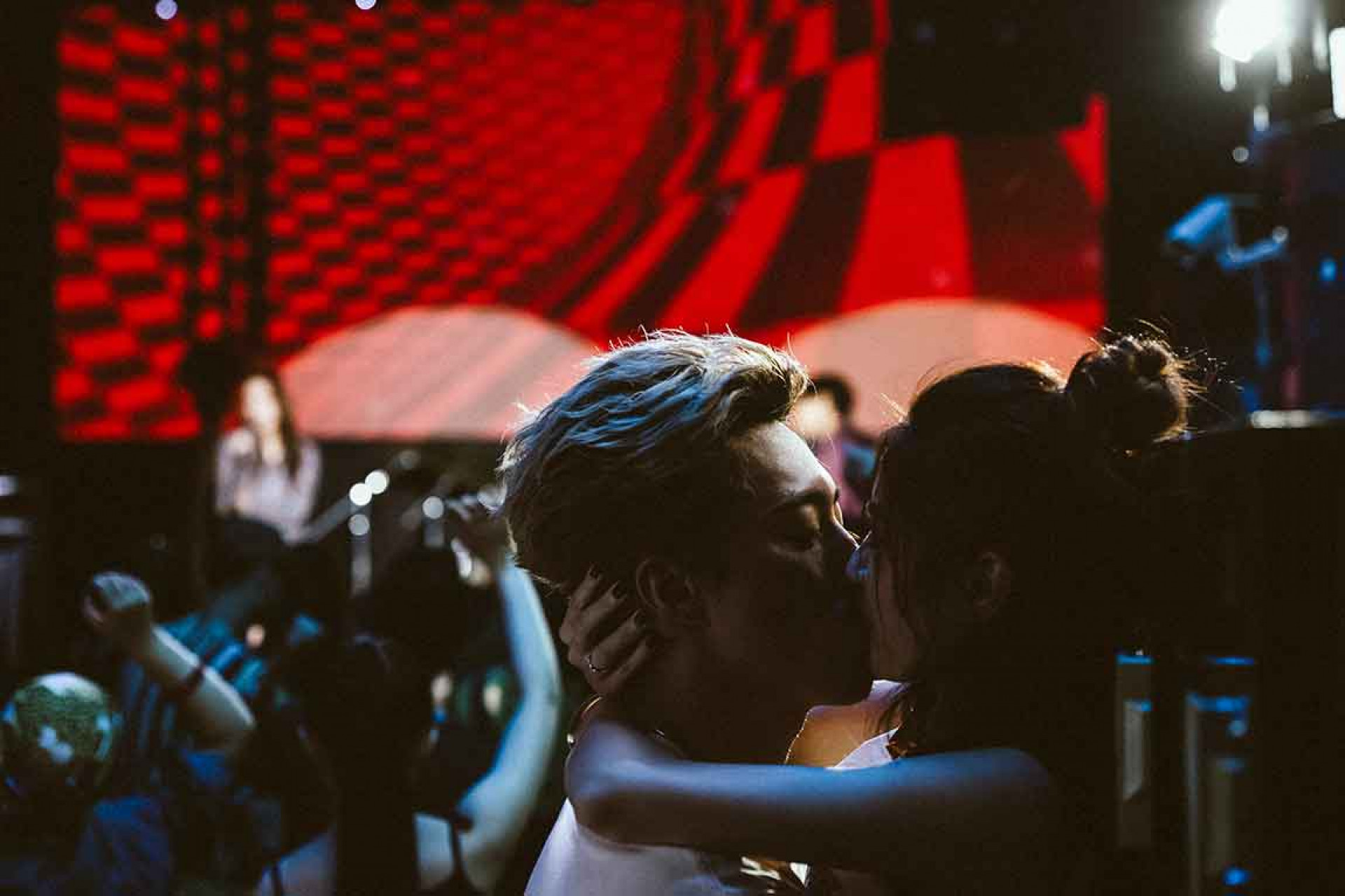 告五人〈將錯就對〉MV裡蔡凡熙、陳沛辰深情擁吻的畫面,讓雲安自爆忍不住露出姨母笑。(相信音樂提供)