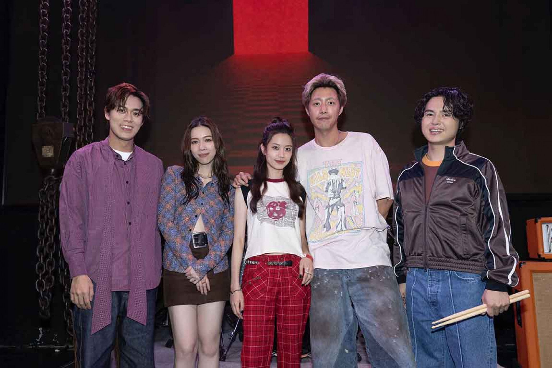 告五人〈將錯就對〉MV打造世界末日版愛情悲歌,力邀蔡凡熙(右二)、陳沛辰(右三)浪漫逃亡!(相信音樂提供)