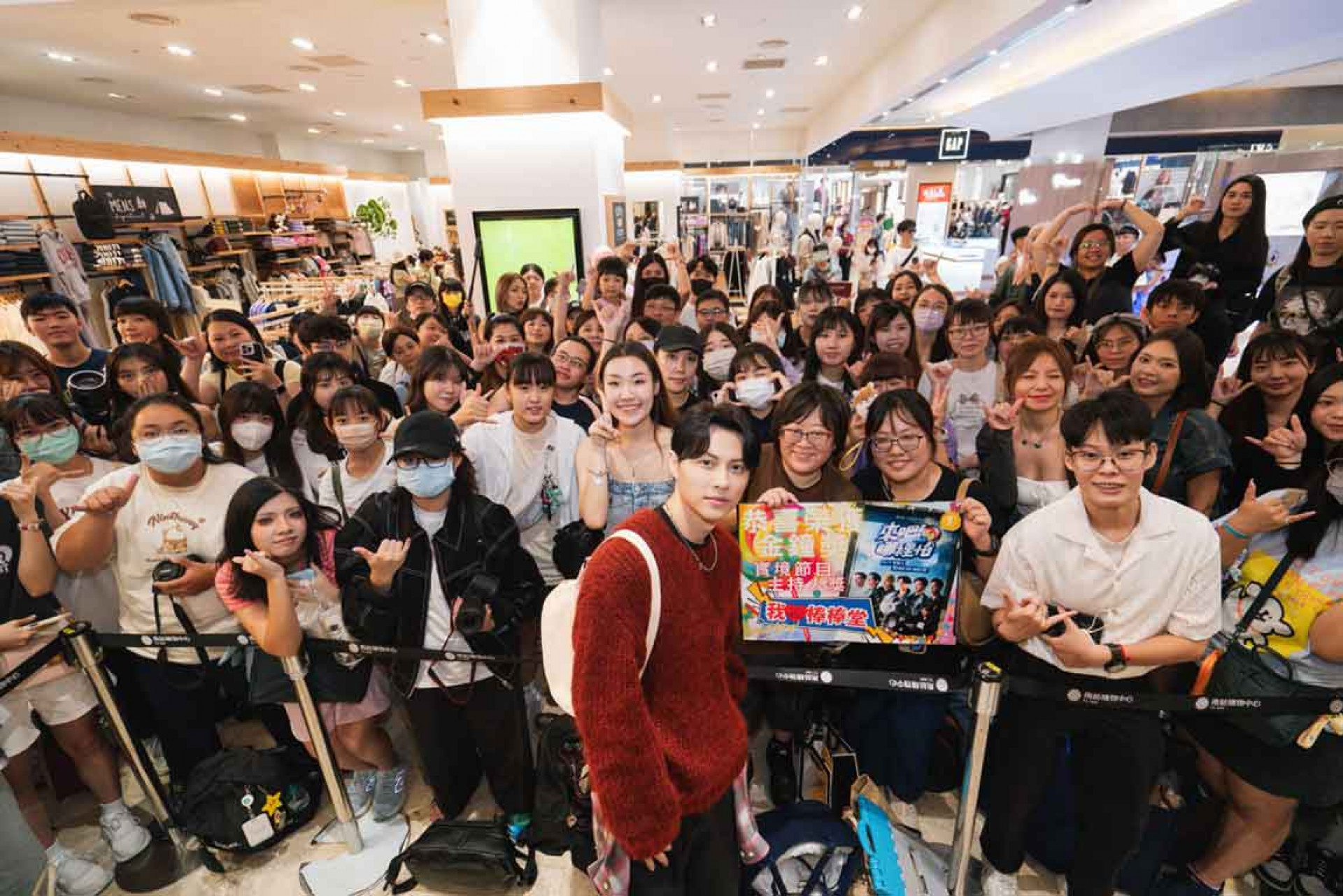 邱勝翊光臨台南「南紡一日店長」現場擠爆粉絲掀熱潮。圖／FKYB提供。