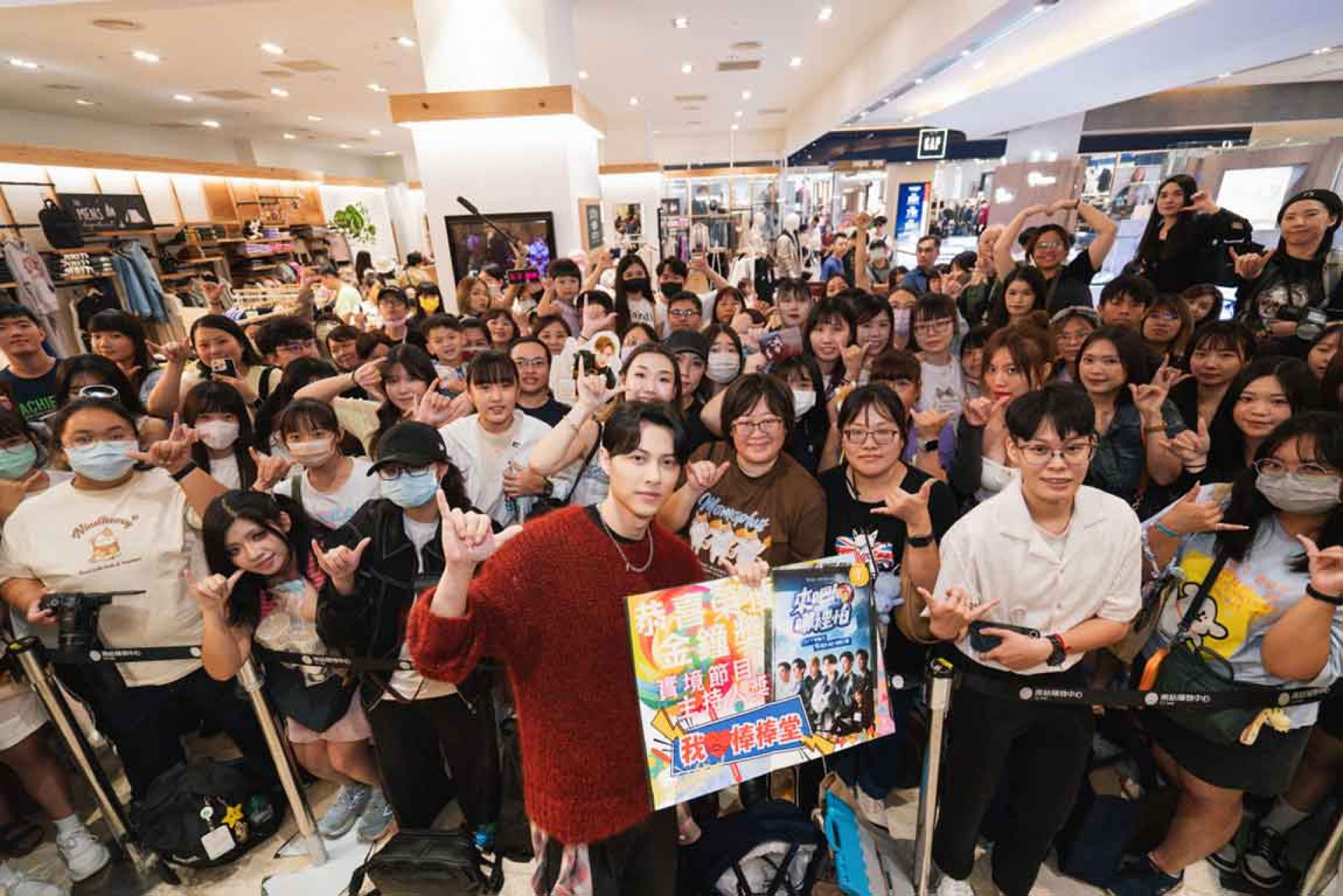 邱勝翊現場寵粉放送！圖／FKYB提供。