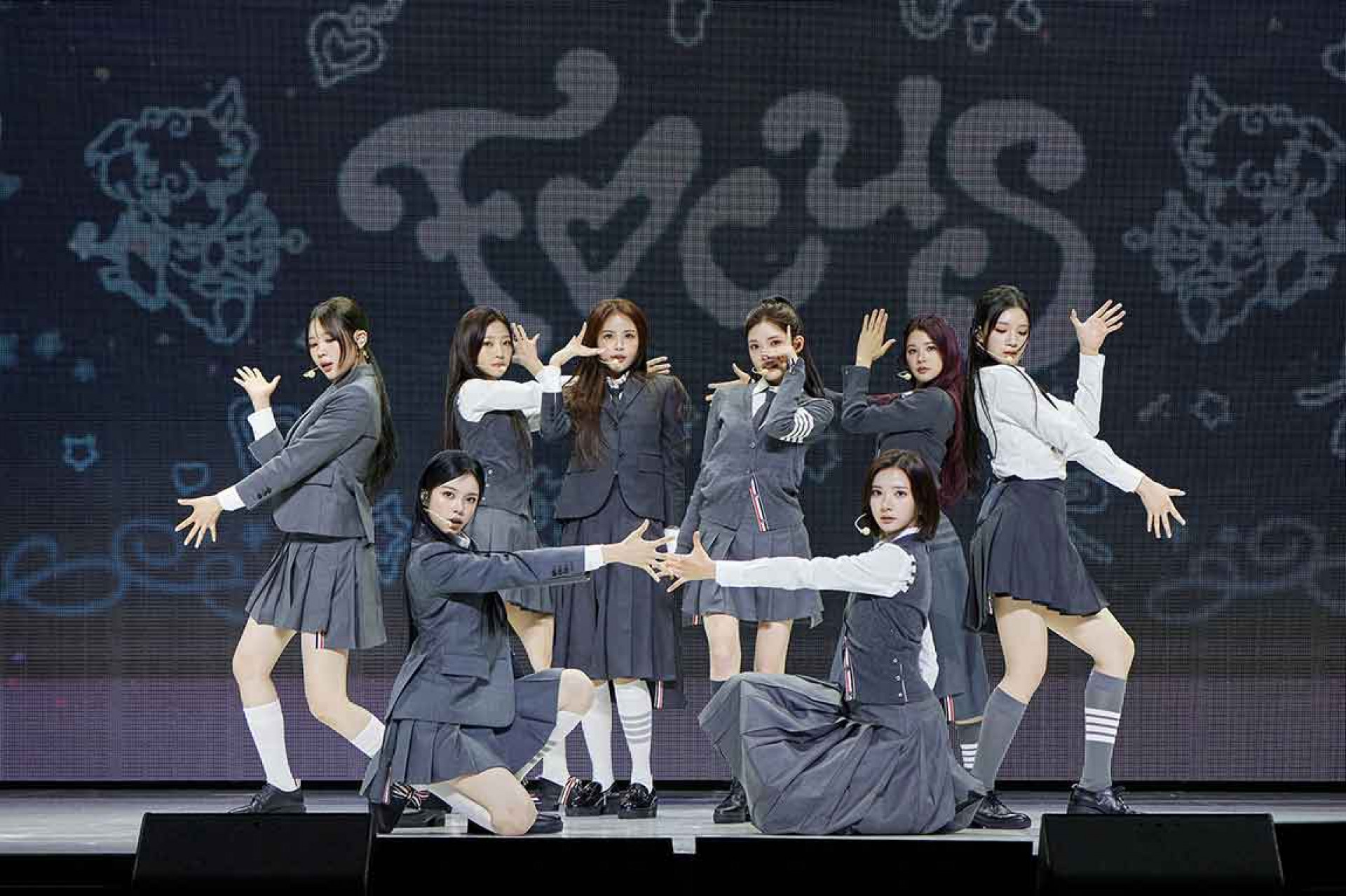出道後因整齊劃一的表演風格獲得熱烈迴響
