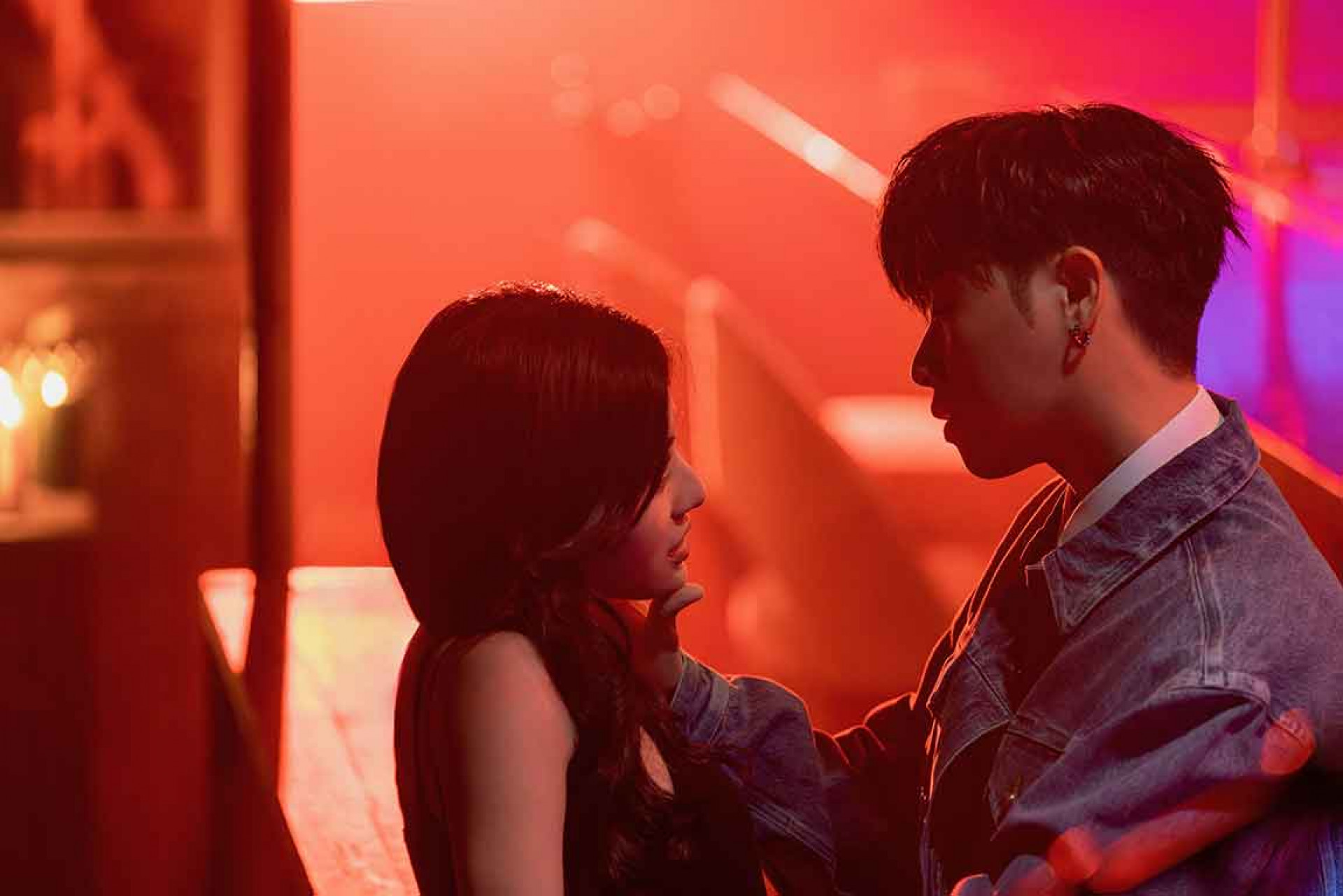 從吧檯對視到擁吻!HowZ親密冒險經驗全寫進〈凌晨五點鐘〉