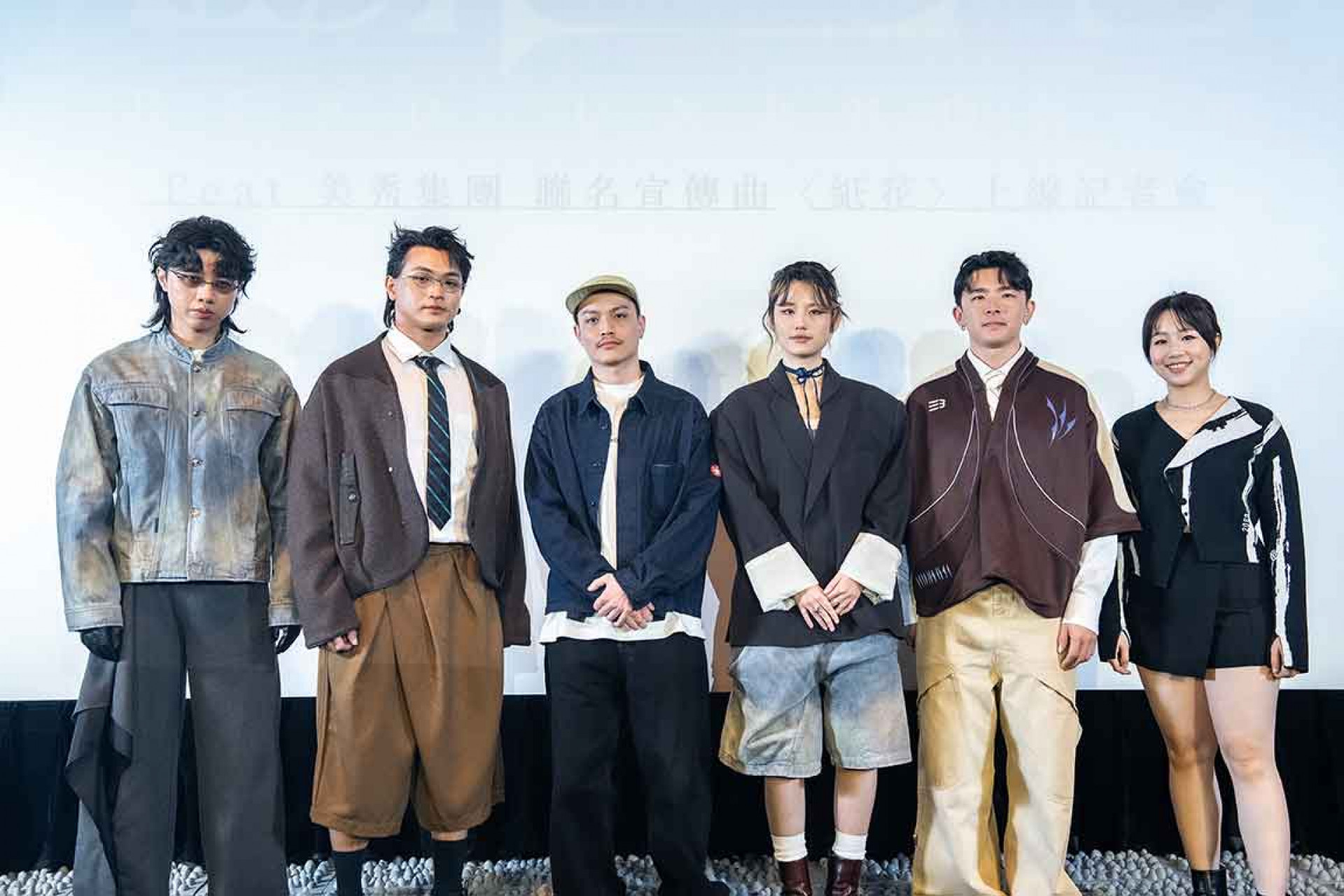 「我的檔期」導演宣佑(中)參與〈紙花〉MV拍攝