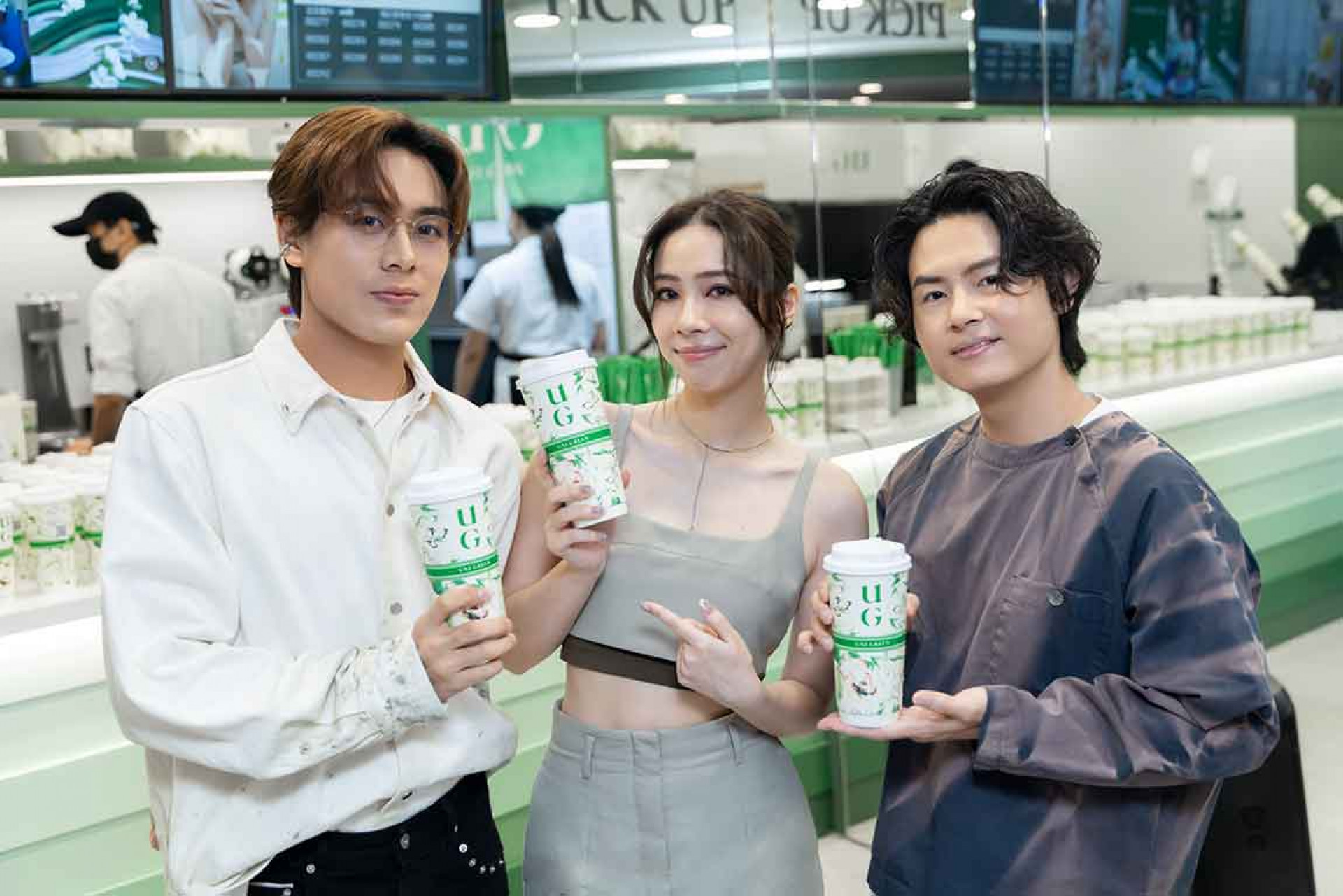 告五人為代言的茶飲品牌UG樂己香港海港城港威店開幕。（相信音樂提供）