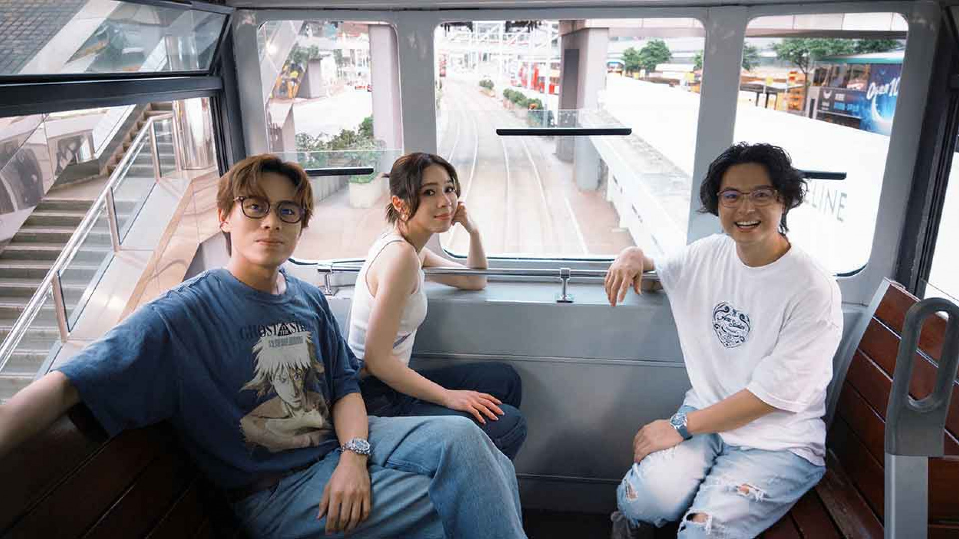 告五人日前第一次跳上百年復古叮叮車遊港島。(相信音樂提供)